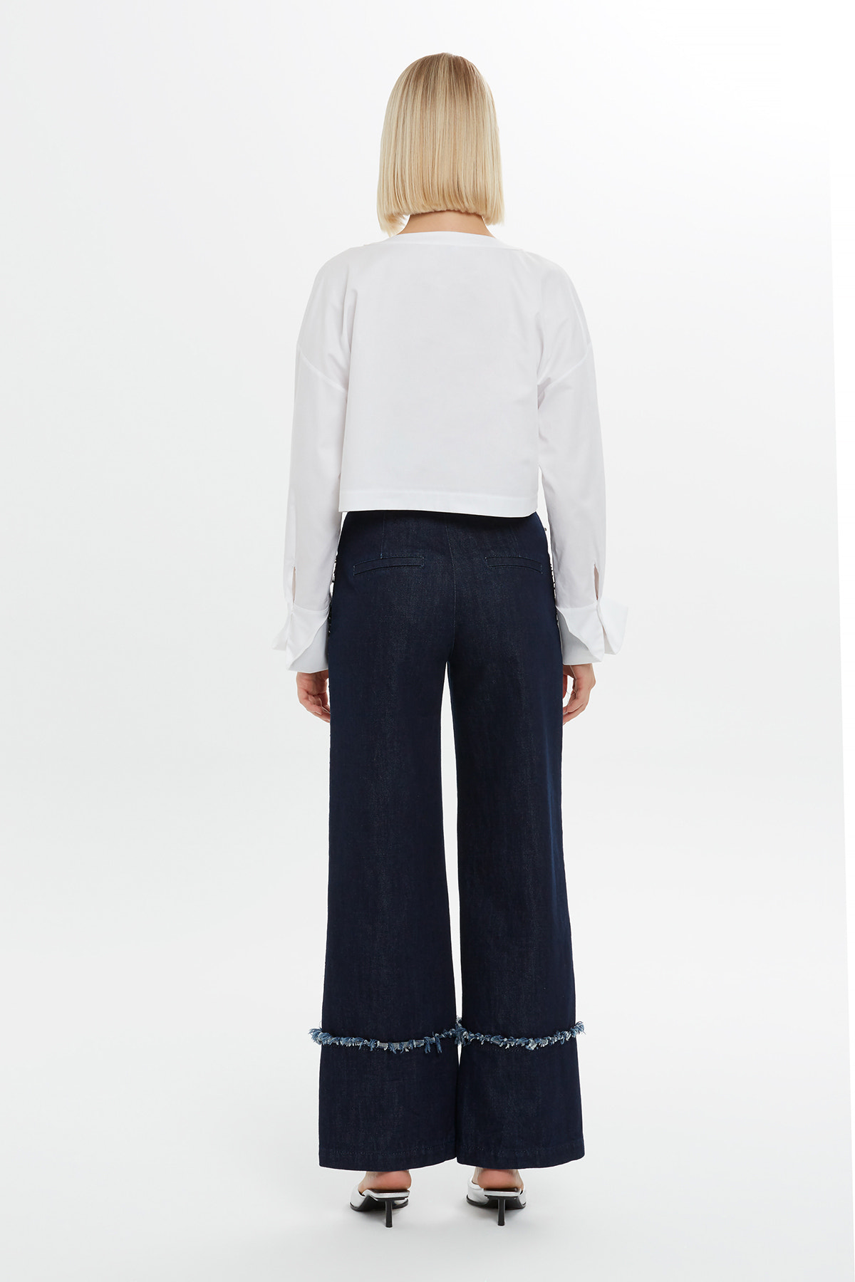 Yakası Boncuk Ve Detaylı Bluz