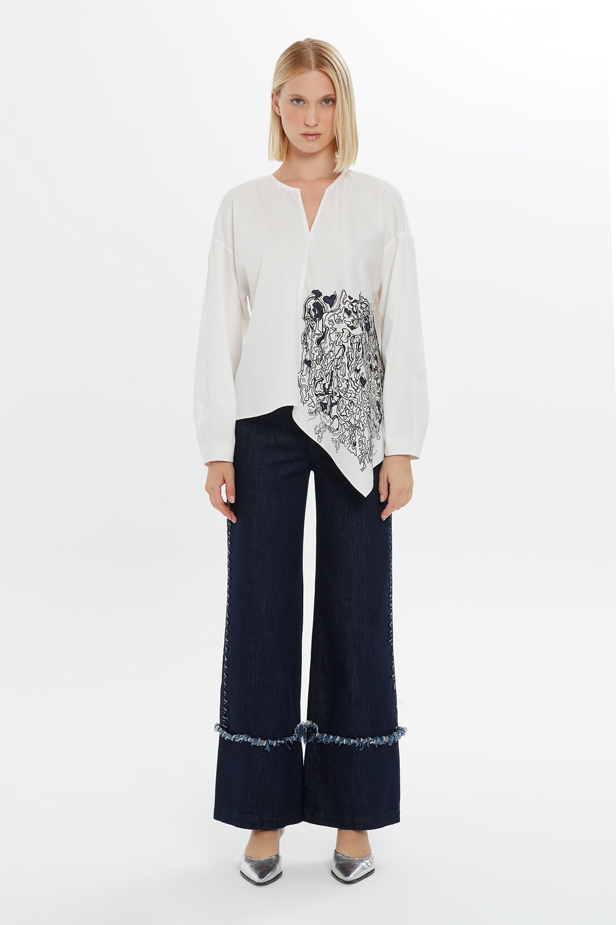 Nakış Detaylı Zincir Dikimli Uzun Kollu V Yaka Bluz