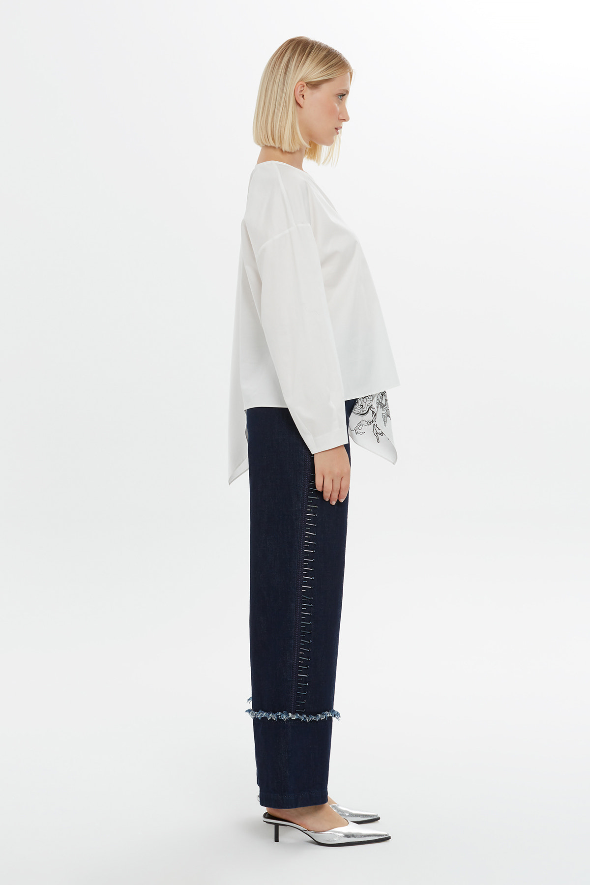 Nakış Detaylı Zincir Dikimli Uzun Kollu V Yaka Bluz