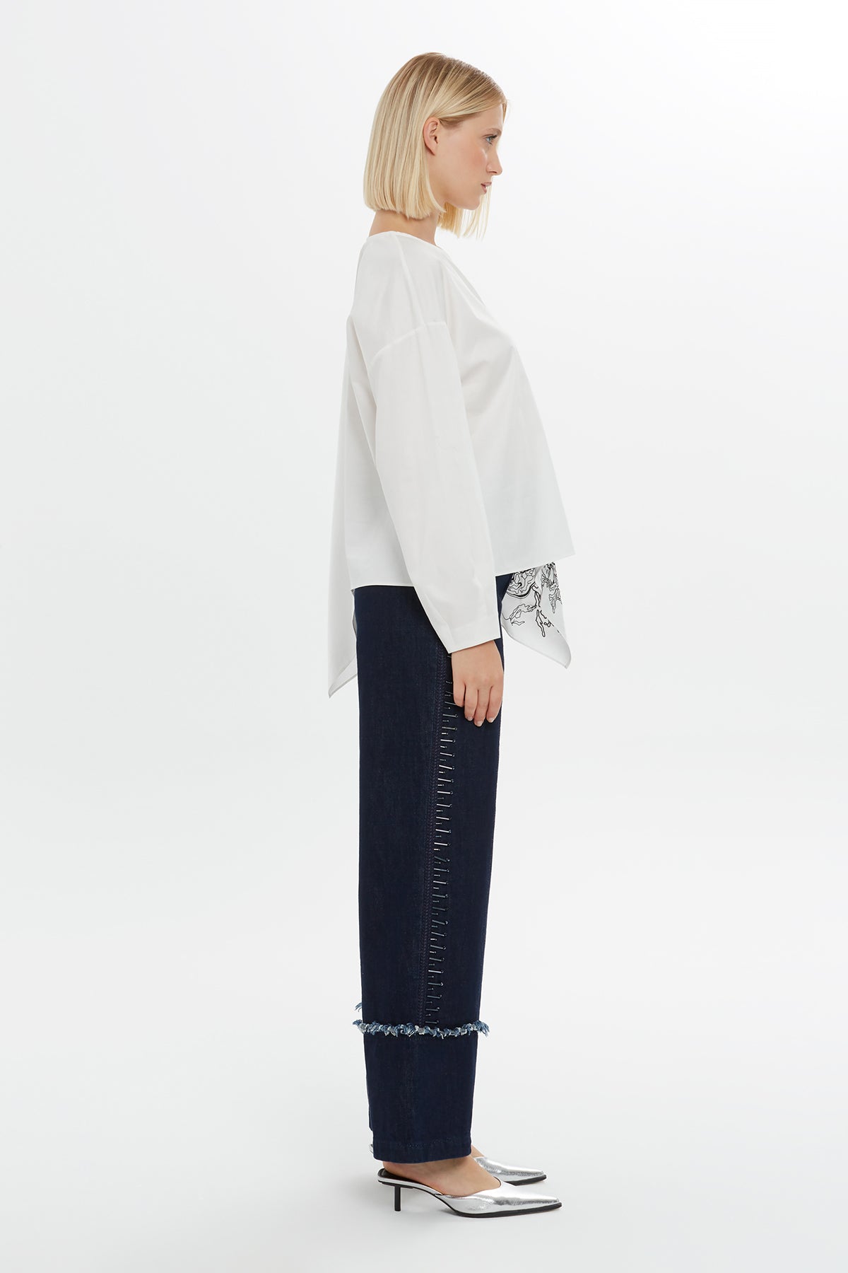 Nakış Detaylı Zincir Dikimli Uzun Kollu V Yaka Bluz