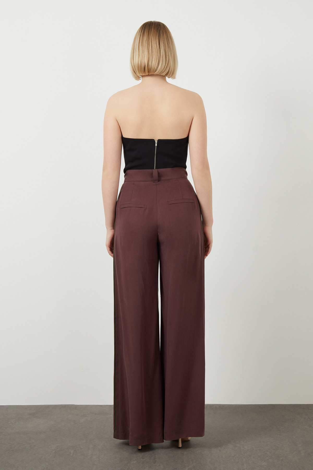 Arka Bel Lastikli Yanlardan Cepli Ön Nervür Dikişli Pantolon