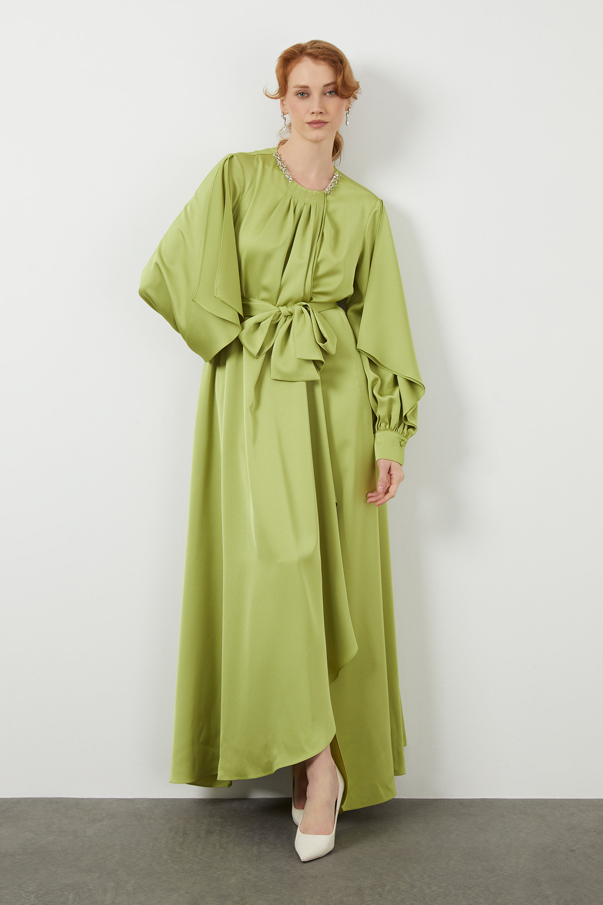 Ön Yaka Pili Detaylı Koldan Yırtmaçlı Uzun Elbise