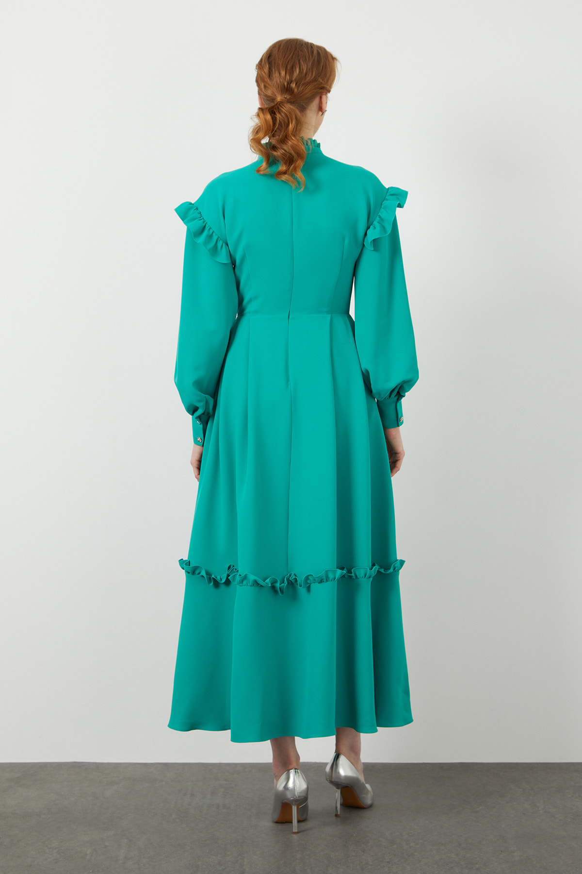 Fırfır Detaylı Uzun Kollu Taşlı Düğme Detaylı Maxi Elbise