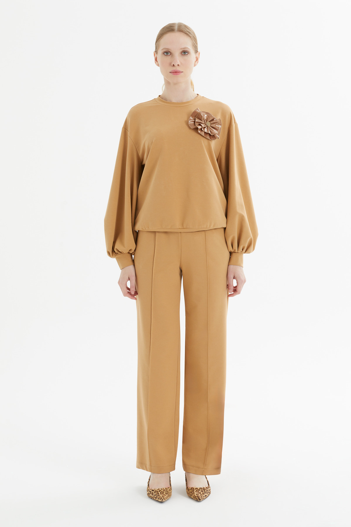 Broş Detaylı Büzgülü Kollu Pantolon T-shirt Takım