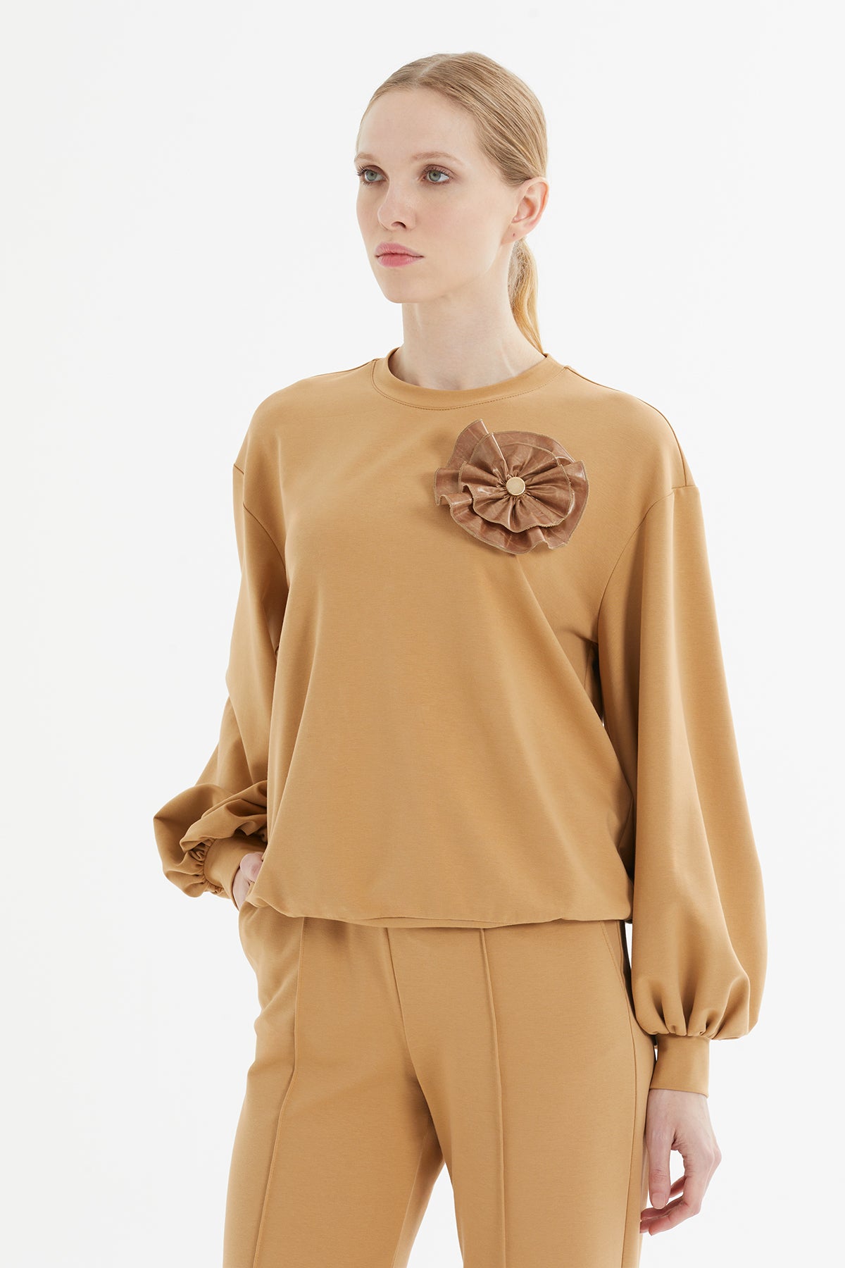 Broş Detaylı Büzgülü Kollu Pantolon Tshirt Takım