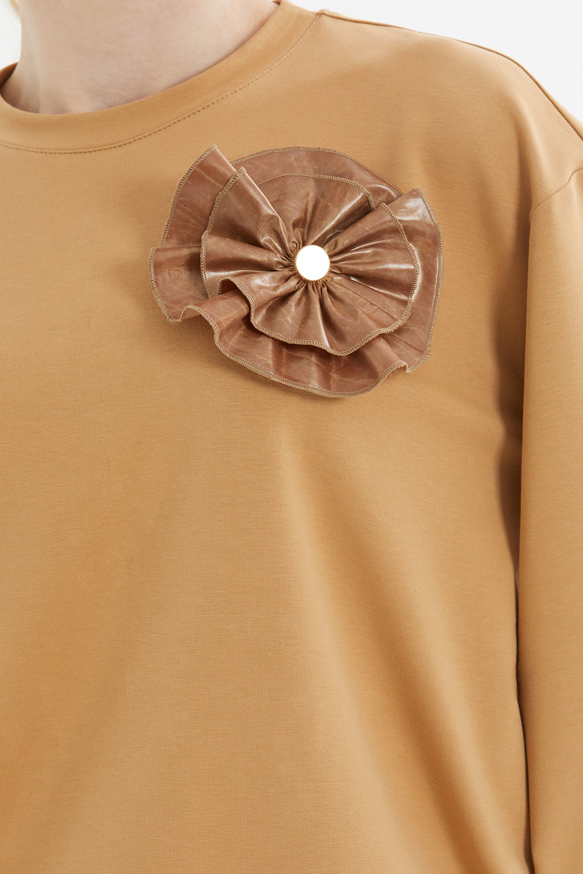 Broş Detaylı Büzgülü Kollu Pantolon Tshirt Takım