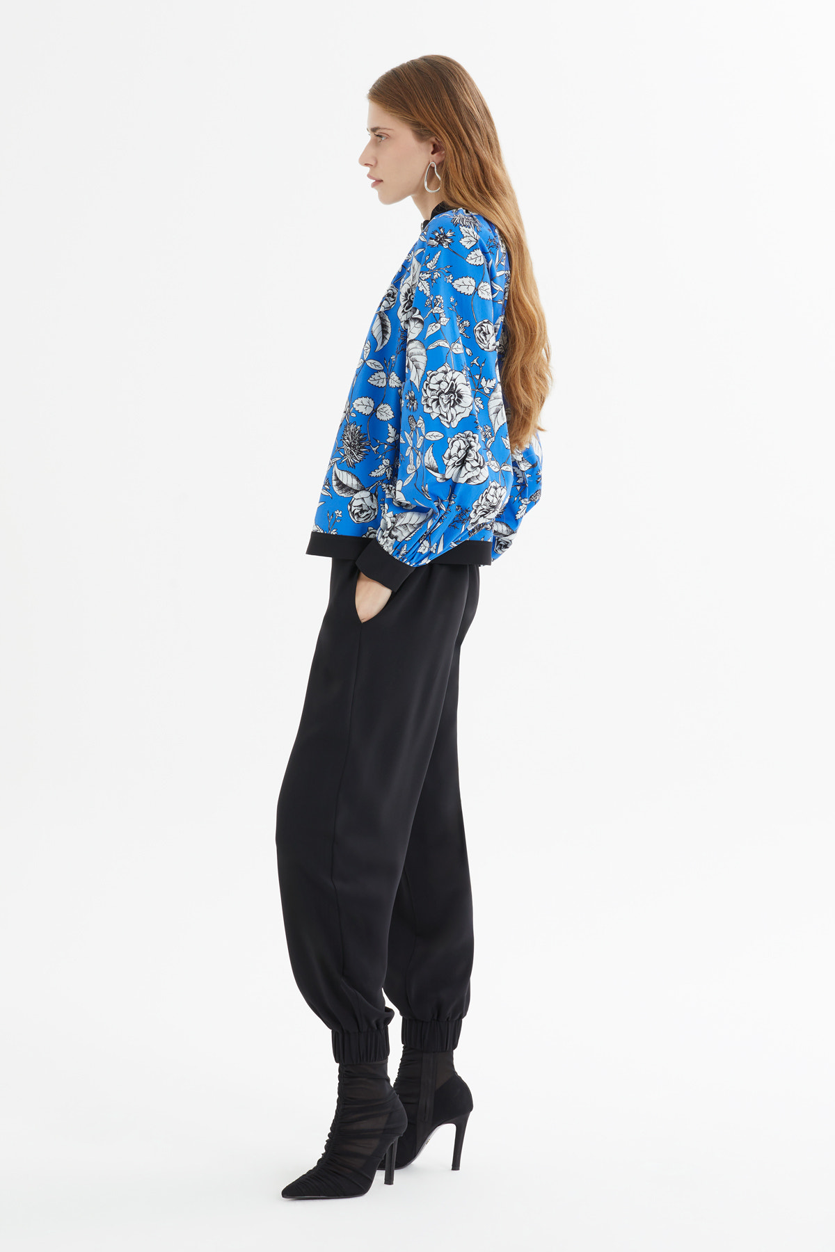 Önü Fermuarlı Çiçek Desenli Bluz Havuç Pantolonlu Takım