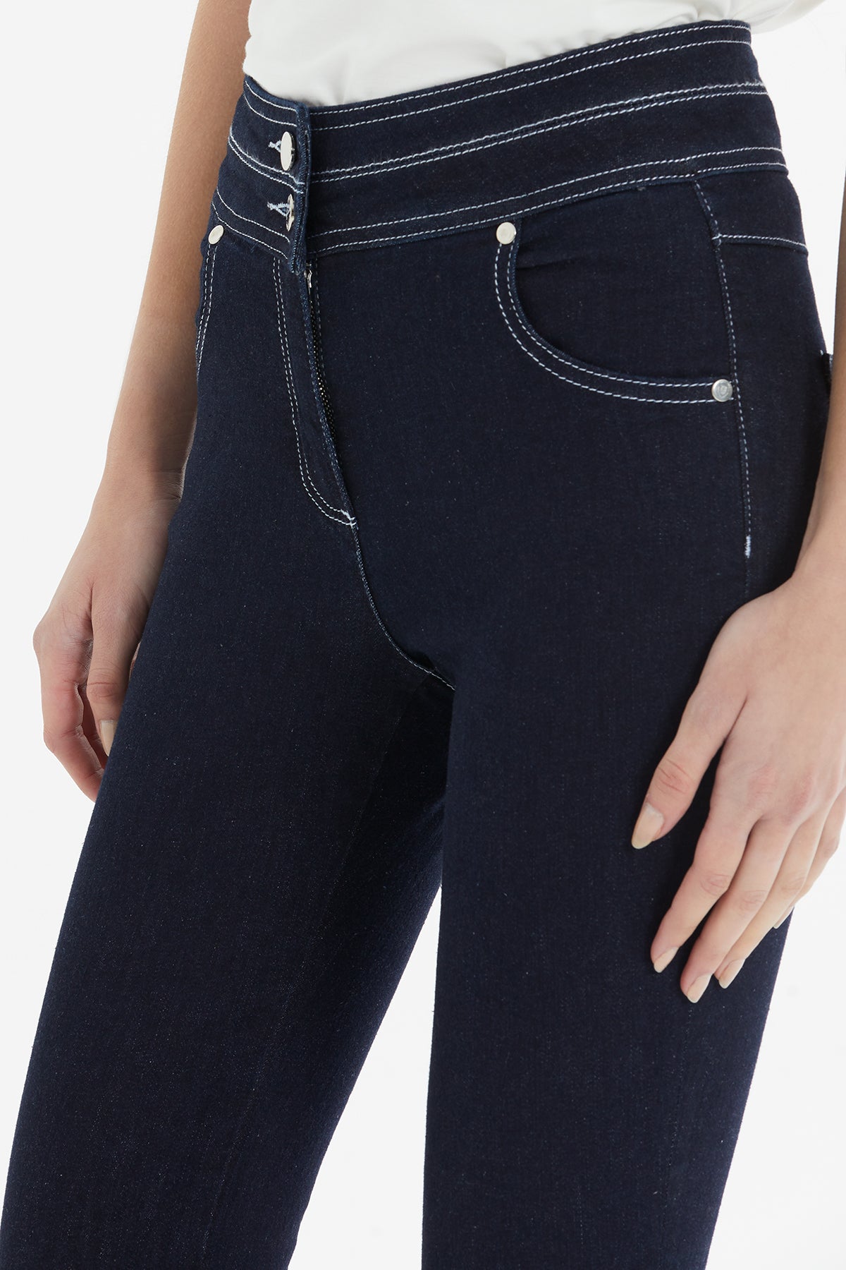 Kontrast Dikiş Ve Çift Kemer Detaylı Yırtmaçlı Slim Fit Denim Pantolon