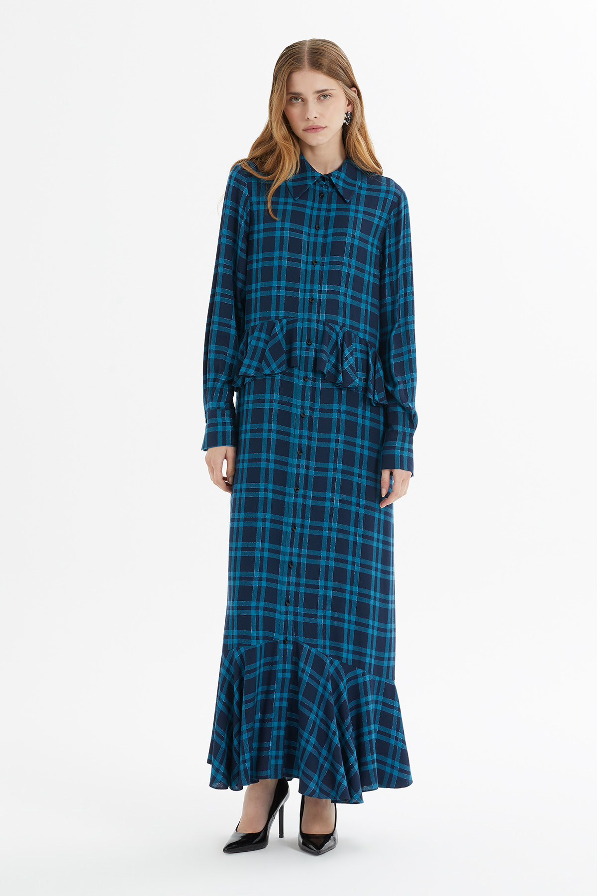 Volan Detaylı Ekose Desenli Düğmeli Uzun Elbise