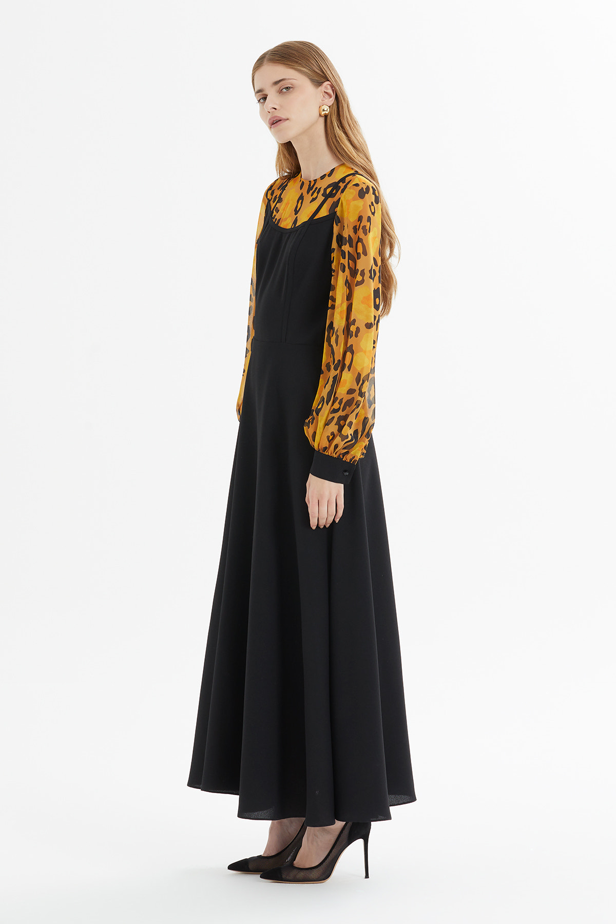 Volan Detaylı Ekose Desenli Düğmeli Uzun Elbise