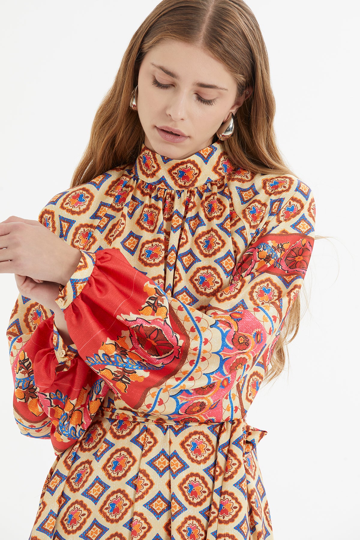 Beli Kuşak Bağlama Detaylı Desenli Kloş Uzun Elbise