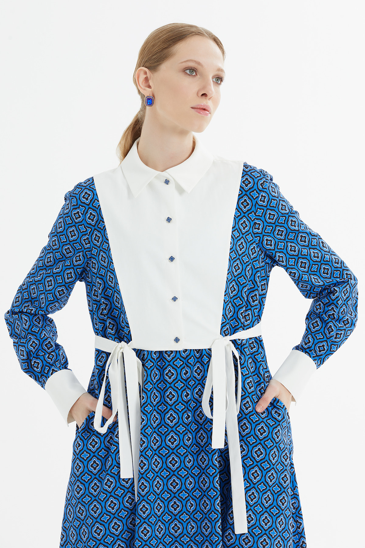 Gömlek Yaka Fiyonk Bağlamalı Desenli Uzun Elbise