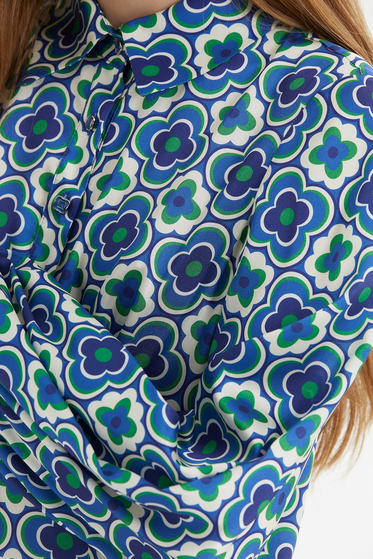 Eteği Asimetrik Yırtmaç Detaylı Düğmeli Desenli Uzun Elbise