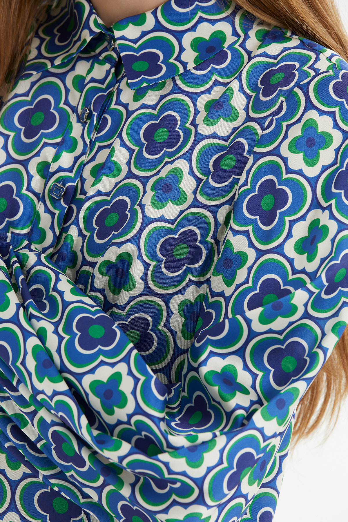 Eteği Asimetrik Yırtmaç Detaylı Düğmeli Desenli Midi Elbise