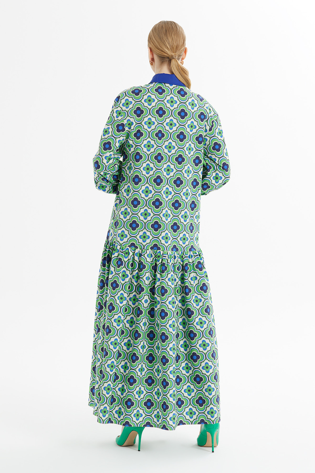 Eteği Büzgülü Önü Düğmeli Yaka Bağcık Bağlamalı Desenli Uzun Elbise