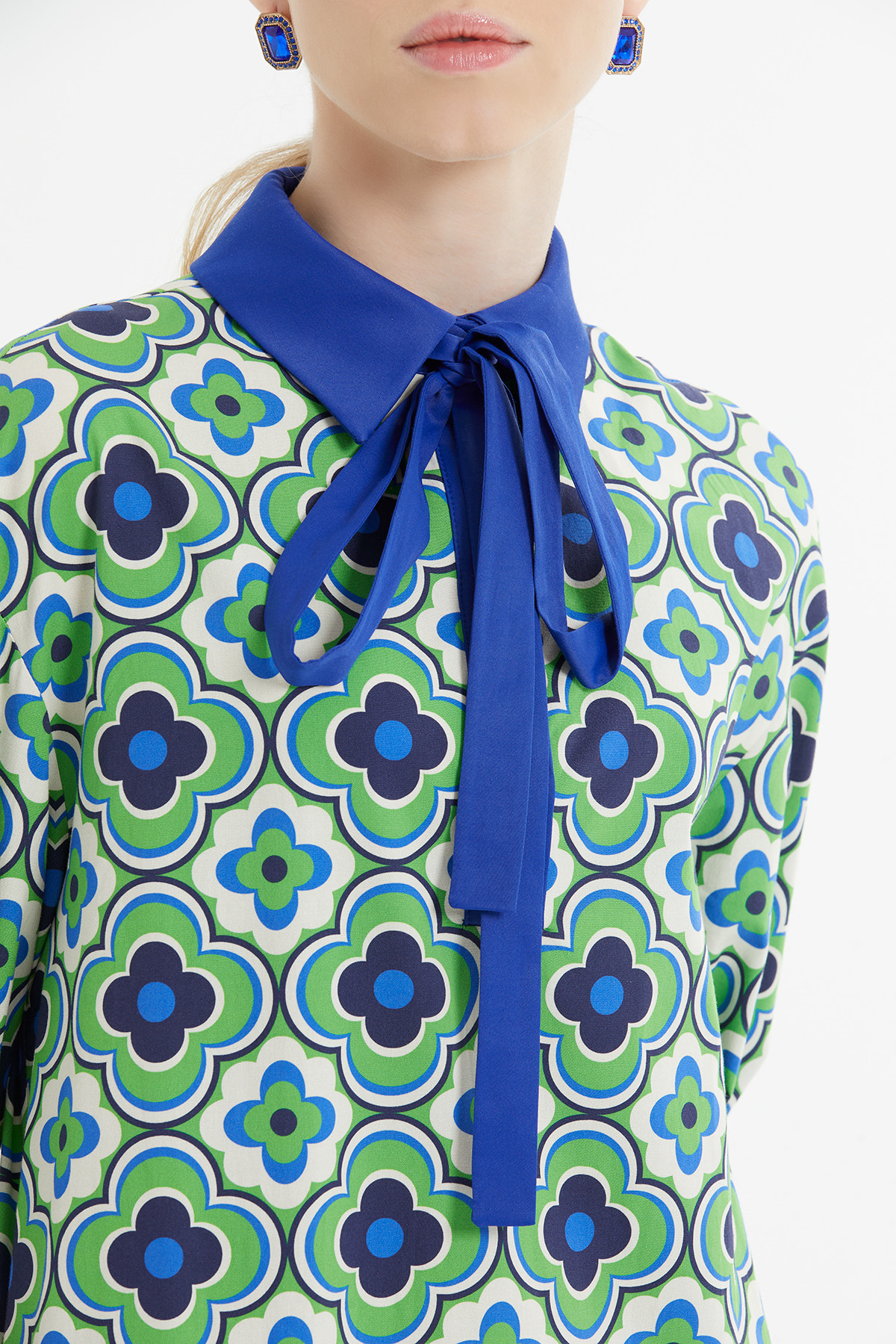 Eteği Büzgülü Önü Düğmeli Yaka Bağcık Bağlamalı Desenli Uzun Elbise