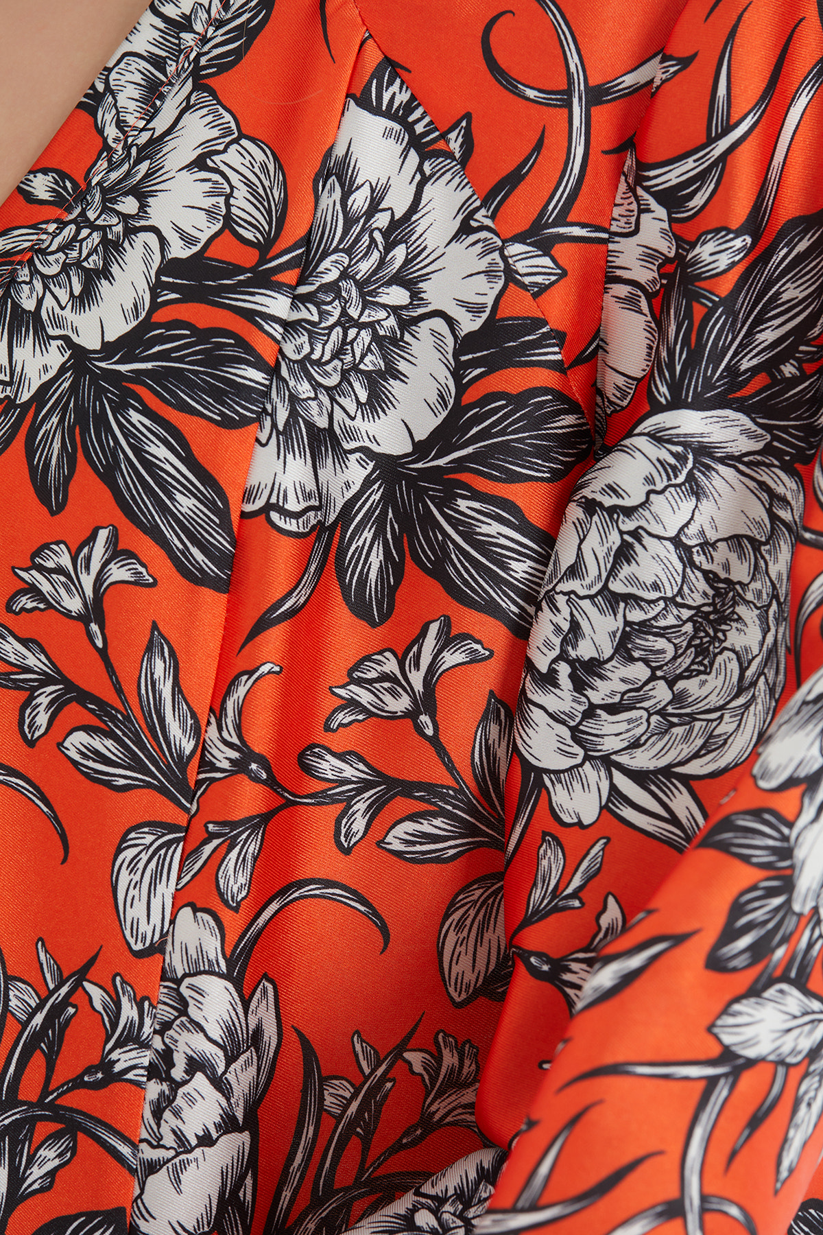 V Yaka Gül Düğmeli Eteği Kloş Desenli Uzun Elbise