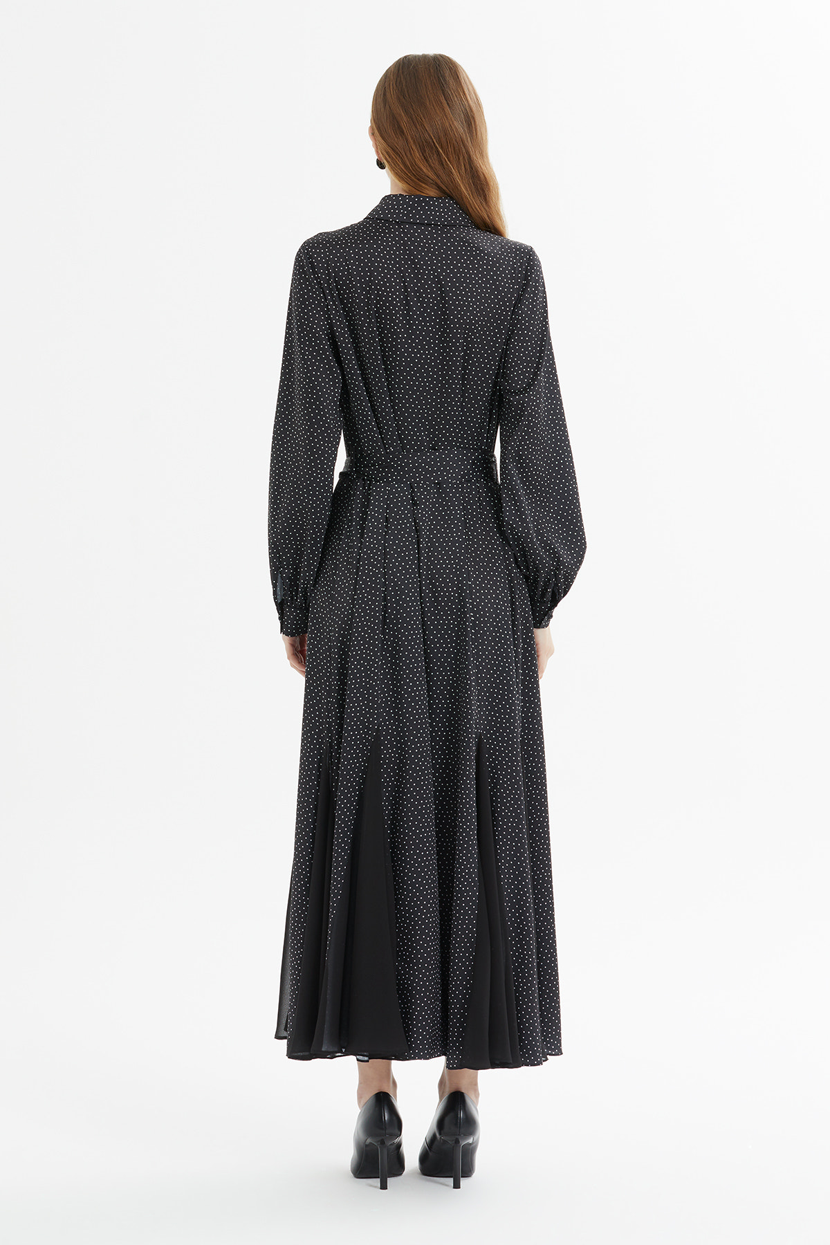 Eteği Kloş Yaka Broş Detaylı Puantiyeli Maxi Elbise