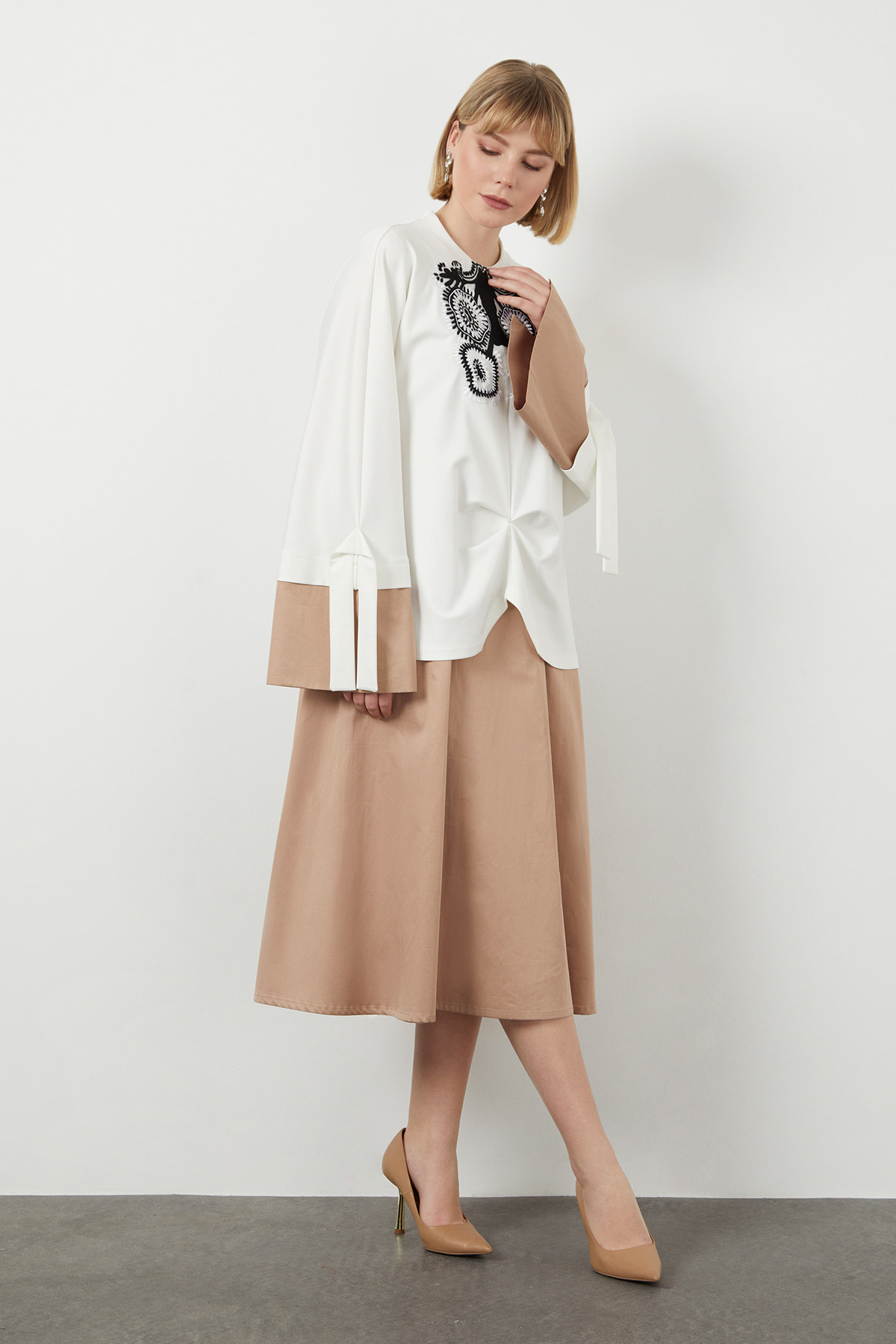 İşlemeli İki Renkli Minimalist Midi Elbise