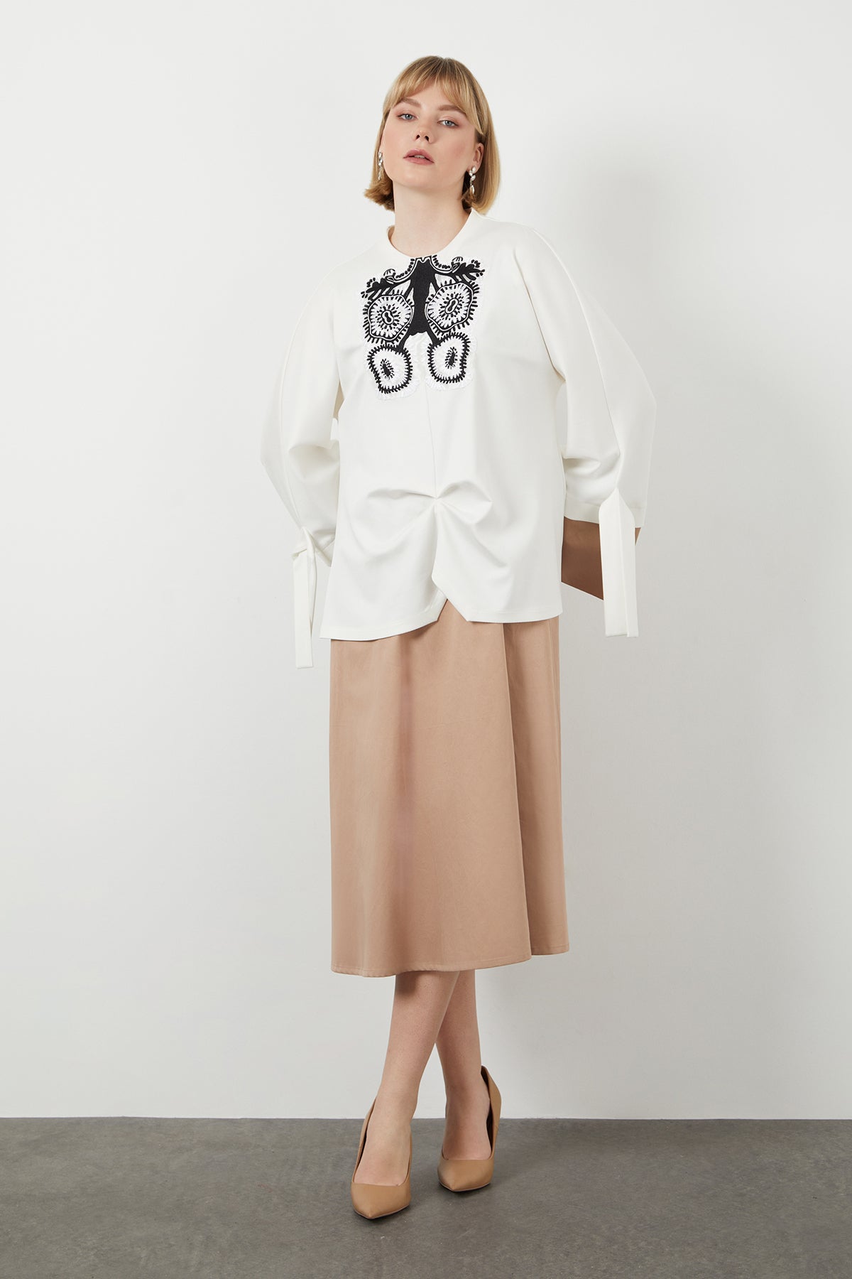 İşlemeli İki Renkli Minimalist Midi Elbise