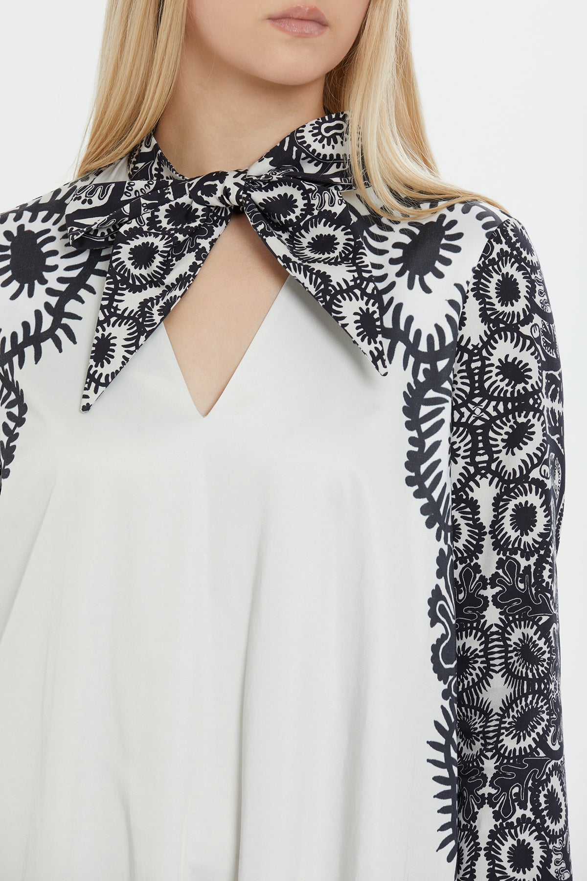 Desenli Fular Detaylı Midi Elbise