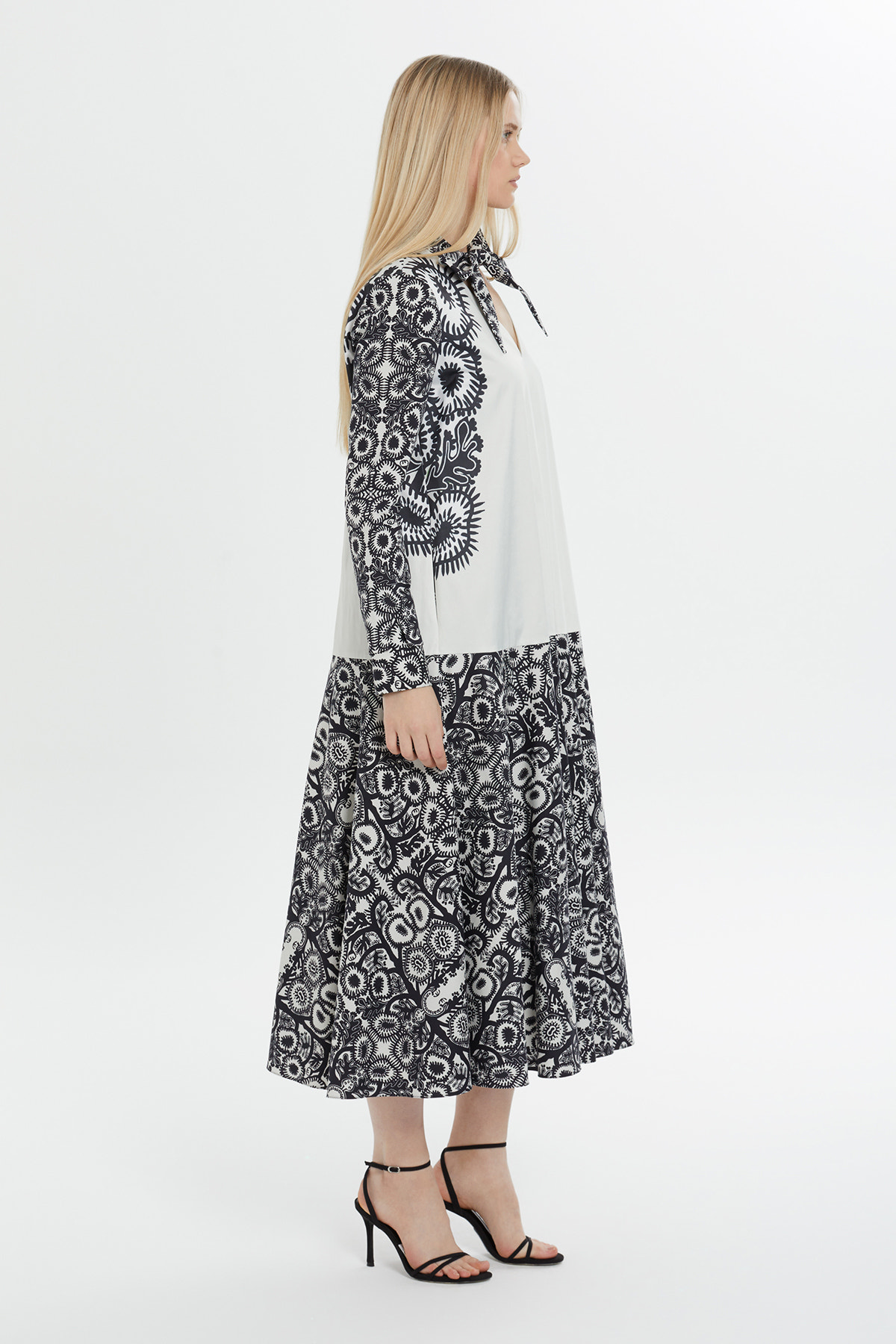 Desenli Fular Detaylı Midi Elbise