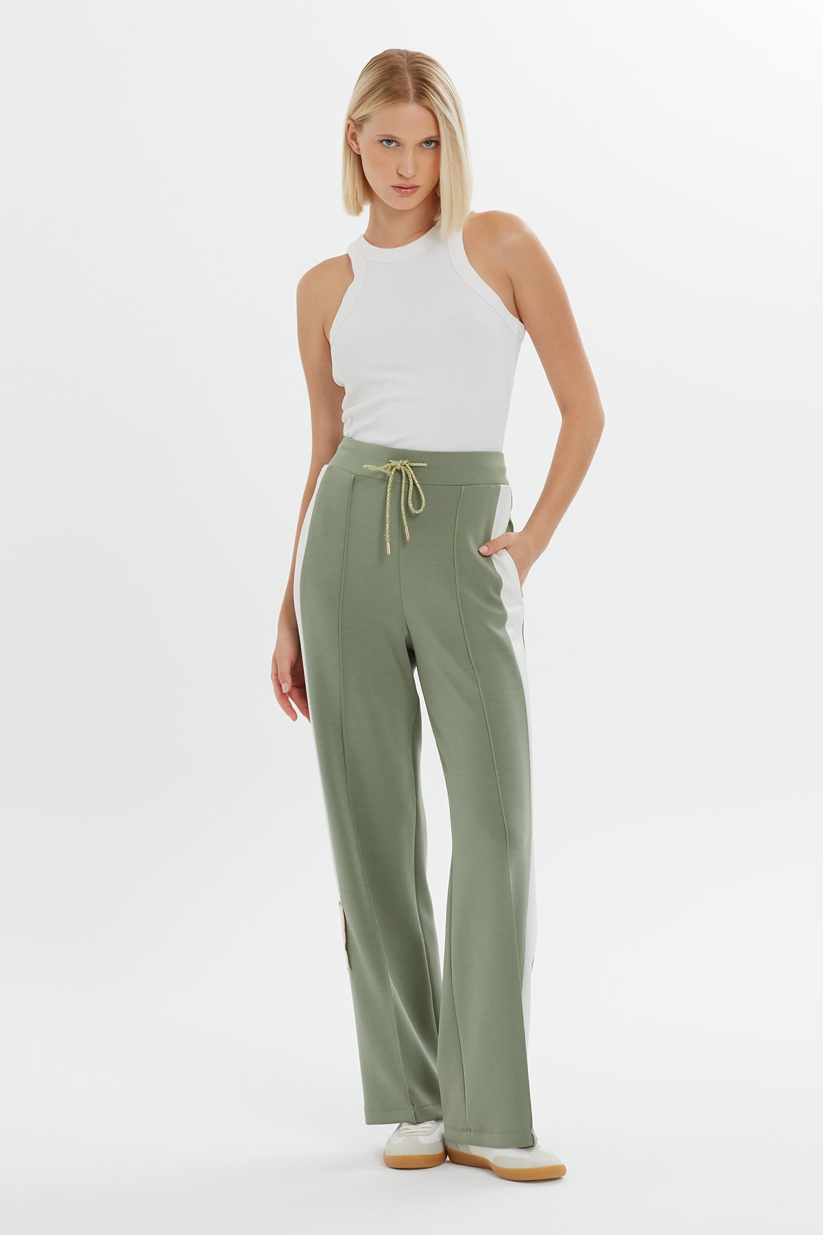 Şerit Detaylı Çiçek Yamalı Rahat Kesim Eşofman Altı