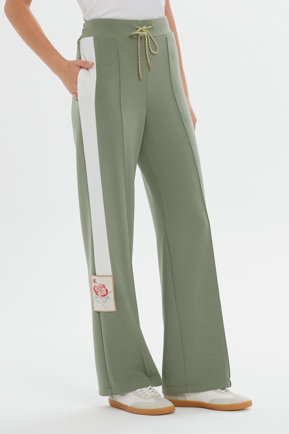 Şerit Detaylı Çiçek Yamalı Rahat Kesim Pantolon