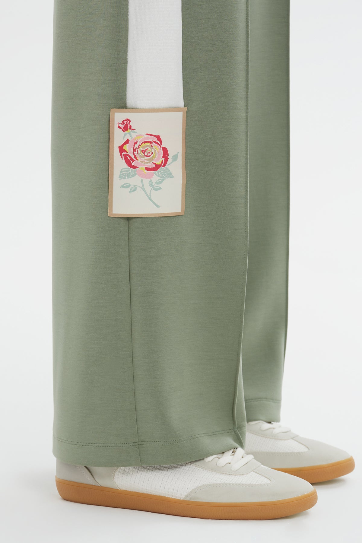 Şerit Detaylı Çiçek Yamalı Rahat Kesim Pantolon