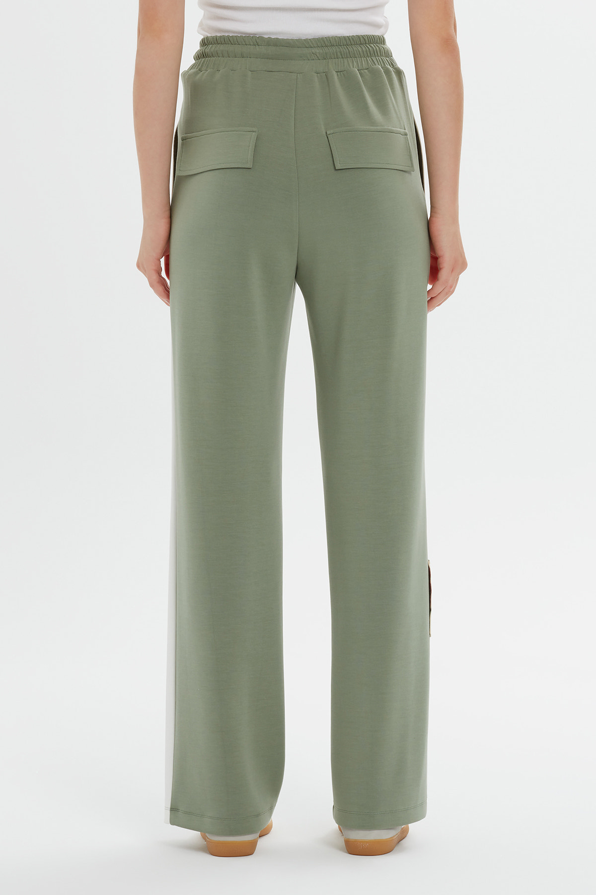 Şerit Detaylı Çiçek Yamalı Rahat Kesim Eşofman Altı