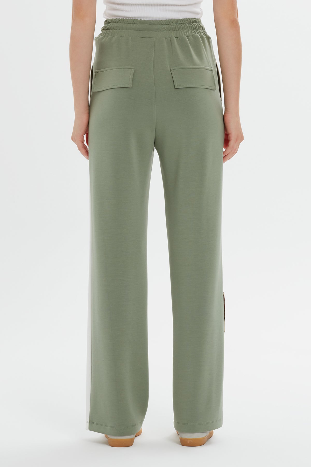 Şerit Detaylı Çiçek Yamalı Rahat Kesim Pantolon