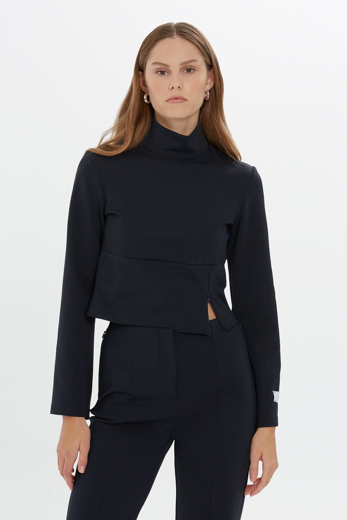 Asimetrik Kesim Yüksek Yakalı Crop