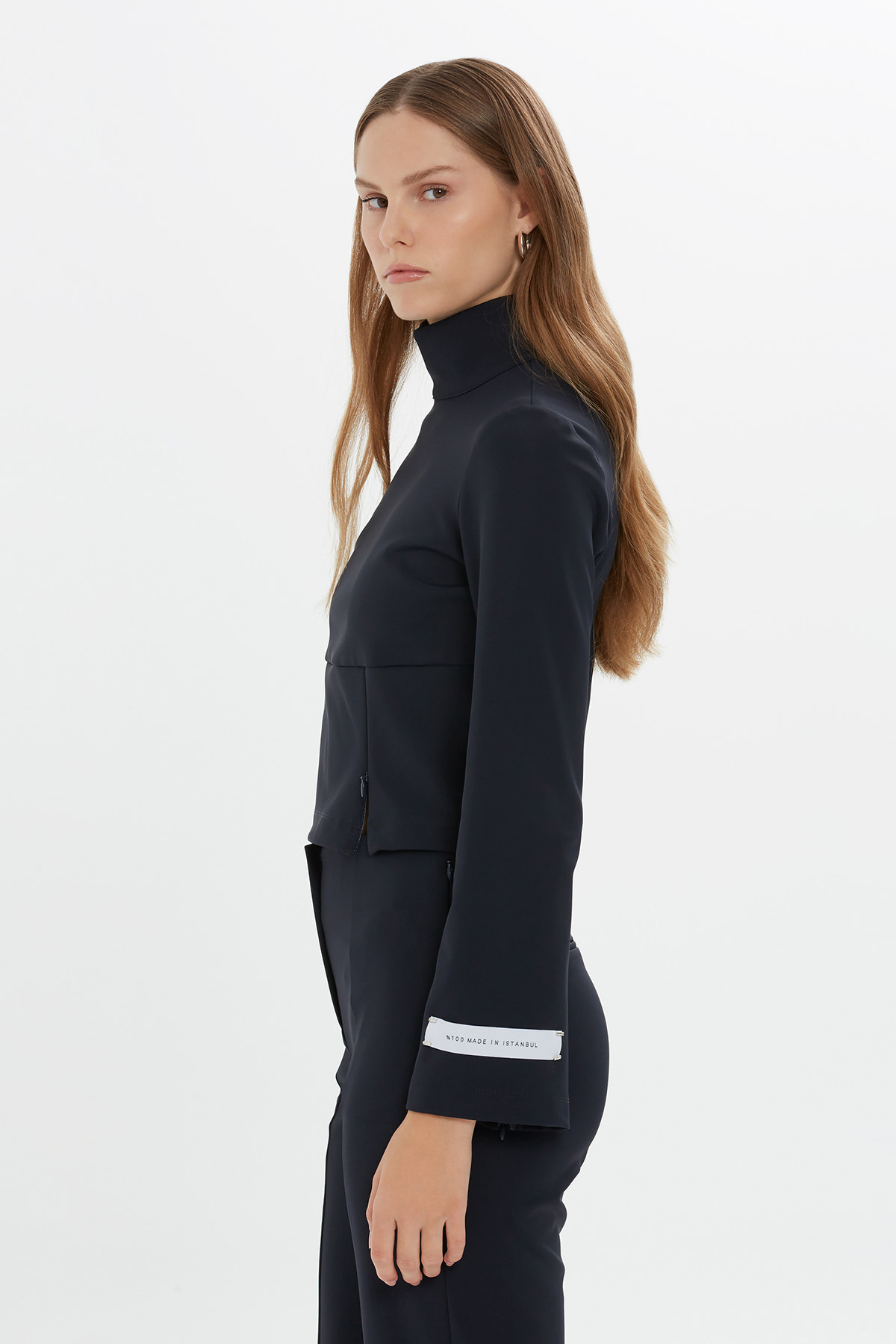 Asimetrik Kesim Yüksek Yakalı Crop