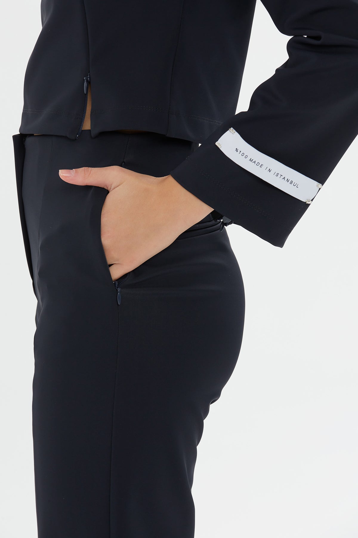 Asimetrik Kesim Yüksek Yakalı Crop