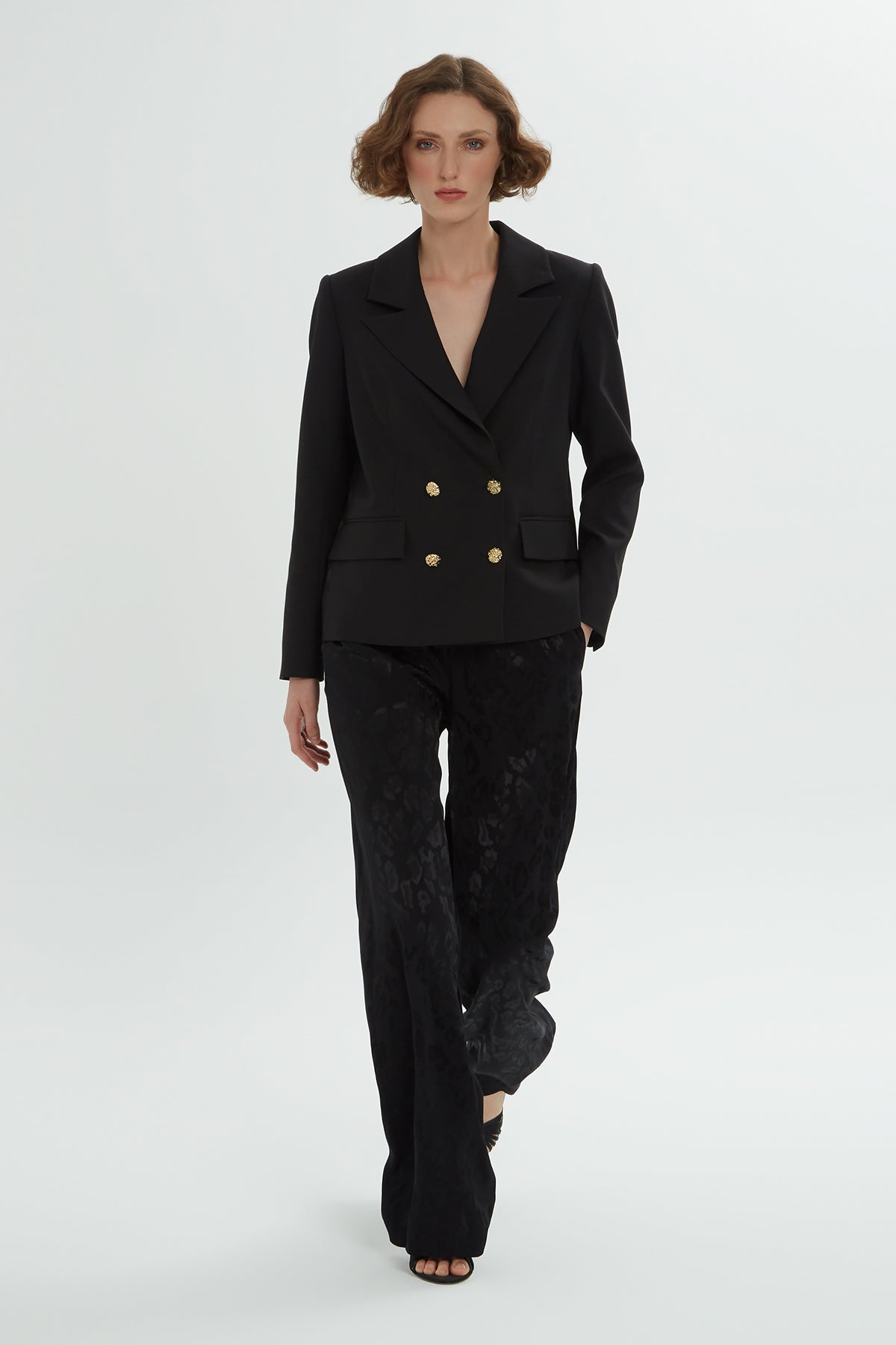 Kruvaze Kapamalı Sırtı Jakarlı Pantolonlu Takım