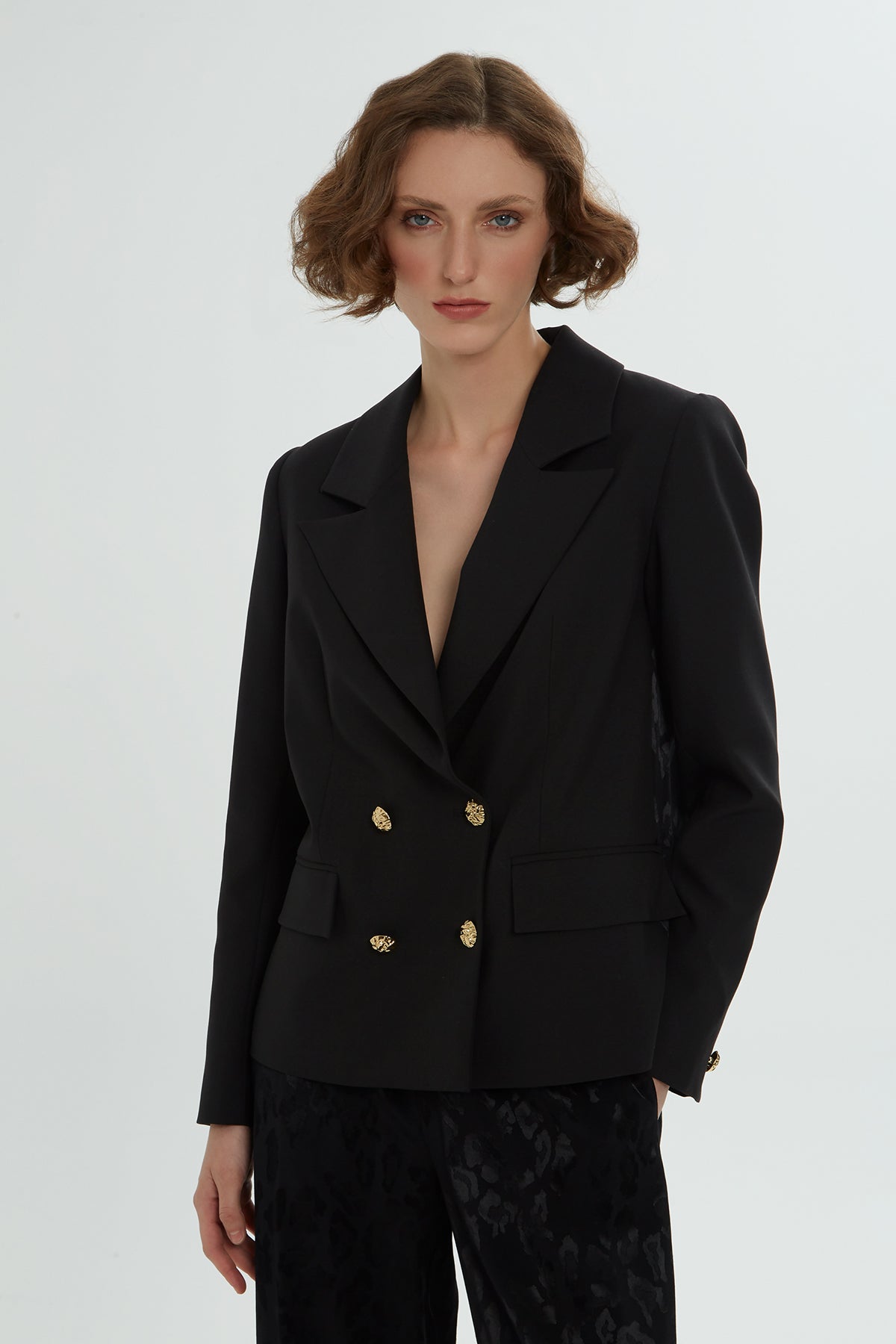 Kruvaze Kapamalı Sırtı Jakarlı Pantolonlu Takım