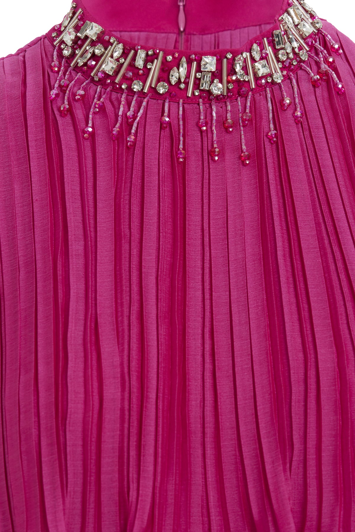 Yakası İşleme Detaylı Pliseli Uzun Boy Elbise