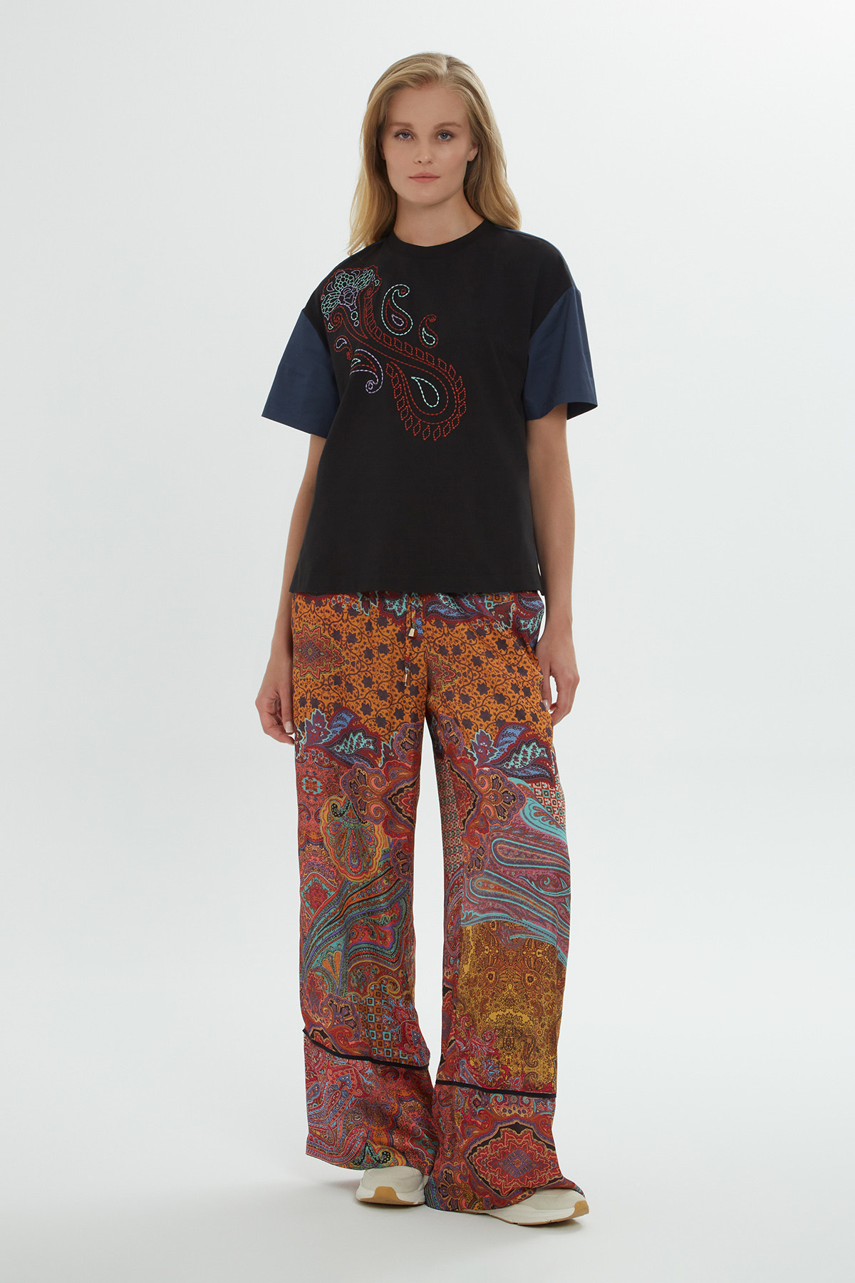 Yuvarlak Yaka Nakış Boncuk İşlemeli Kısa Kollu T-Shirt