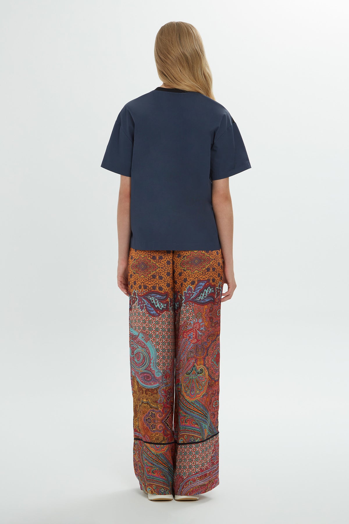 Yuvarlak Yaka Nakış Boncuk İşlemeli Kısa Kollu Bluz