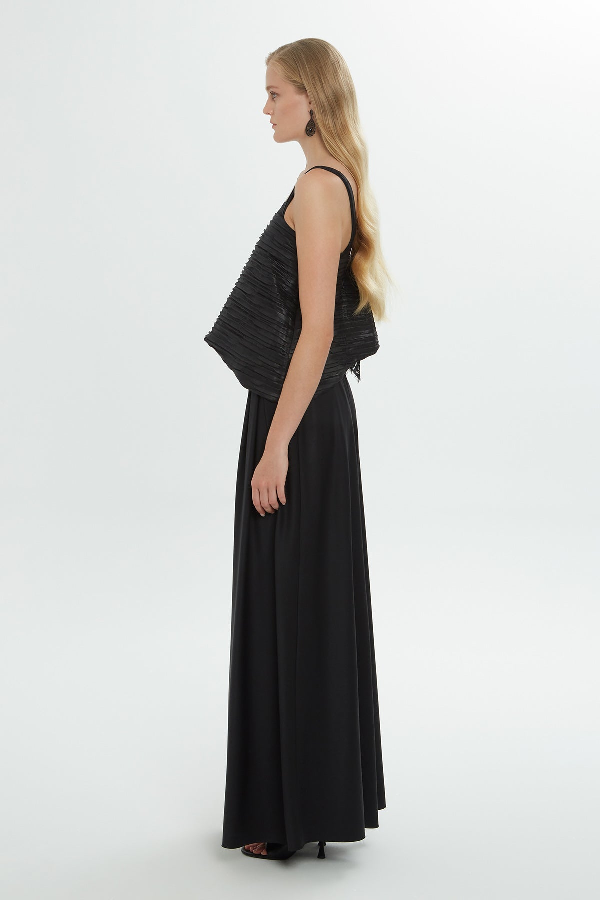 Kalın Askılı Dantel Detaylı Asimetrik Bluz