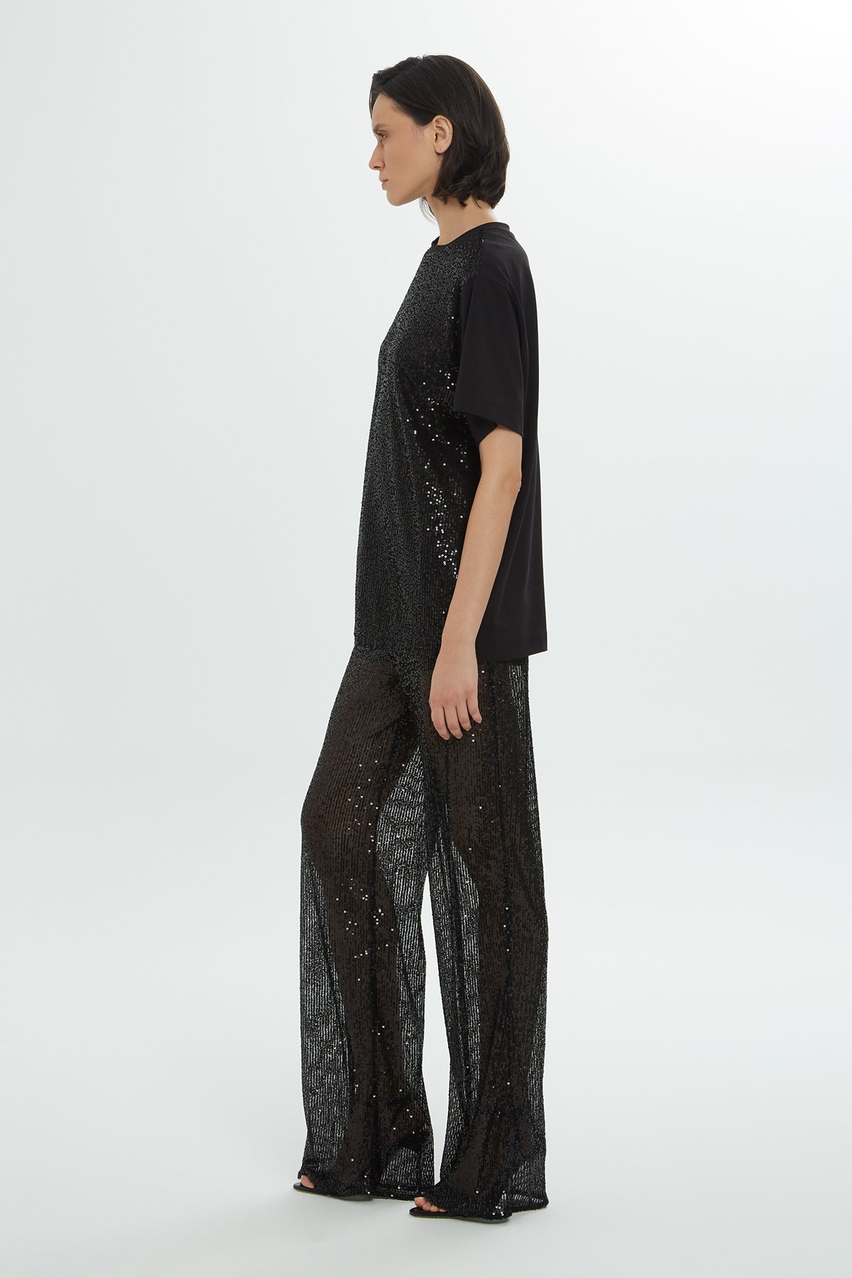 Yuvarlak Yakalı Önü Payetli Kısa Kollu Bluz