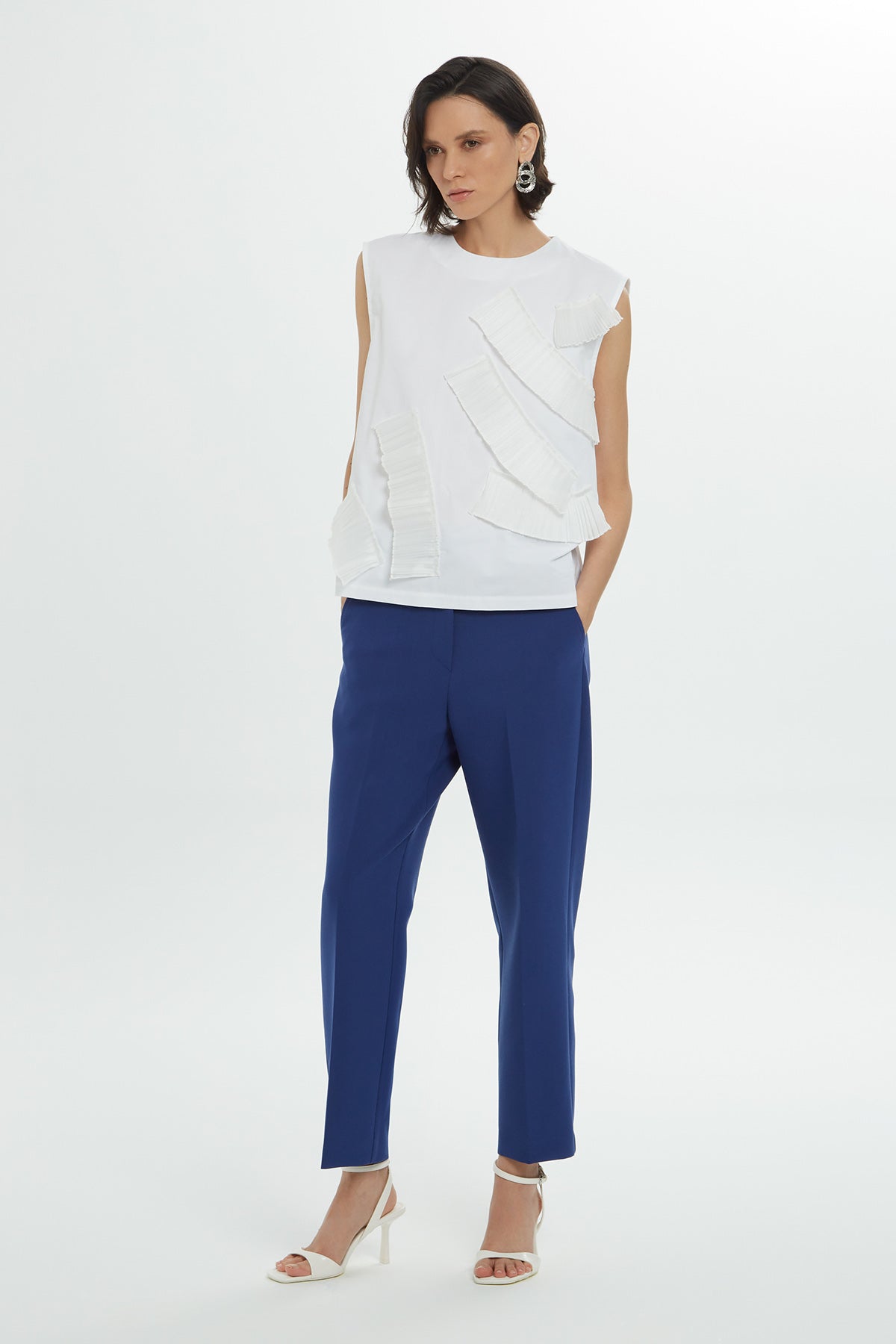 Plise Parça Detaylı Sıfır Kollu Bluz