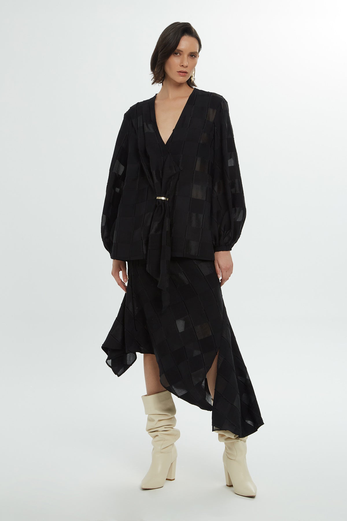 Aksesuar Detaylı Uzun Kollu Manşetli Bluz