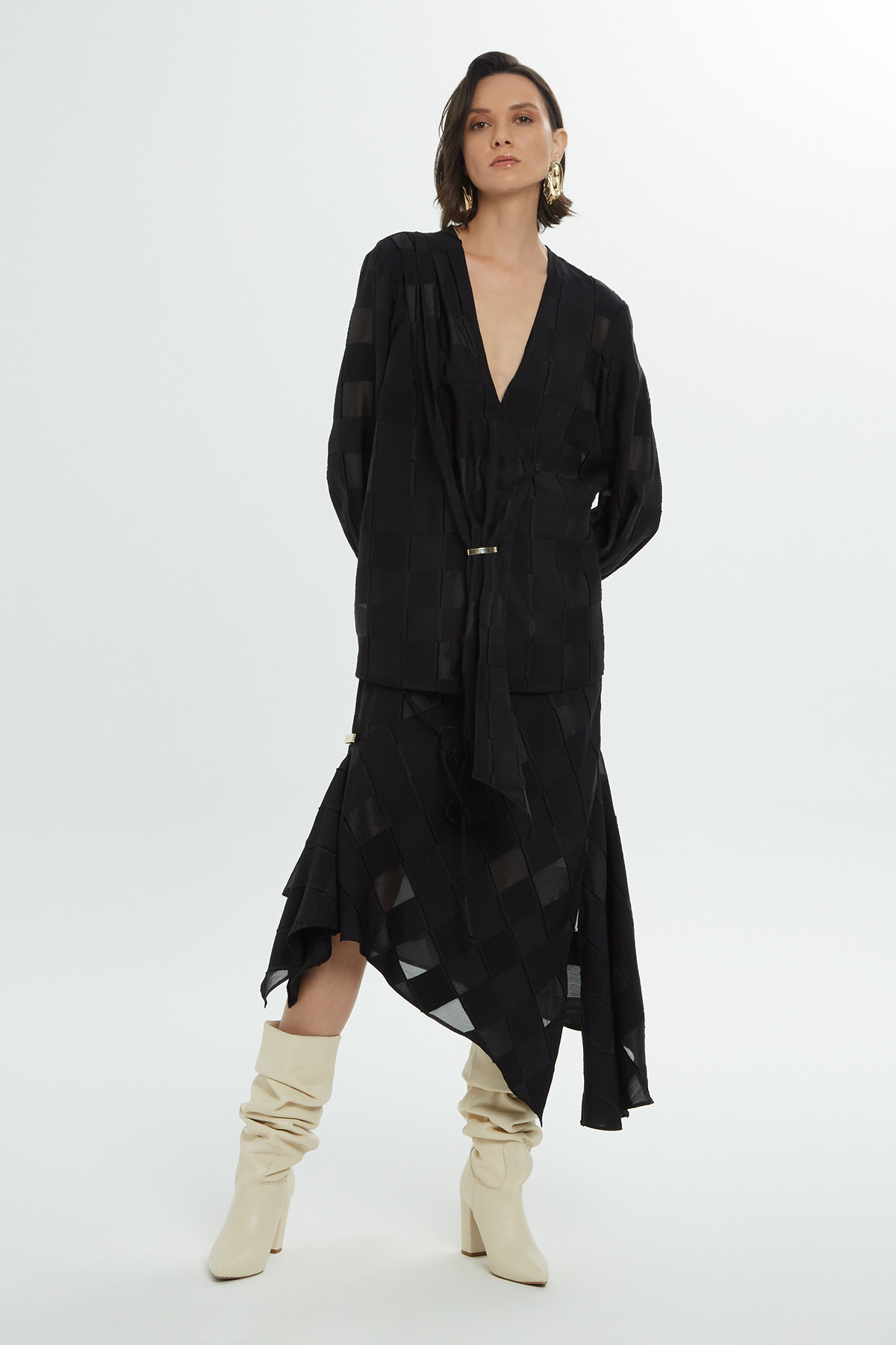 Aksesuar Detaylı Uzun Kollu Manşetli Bluz