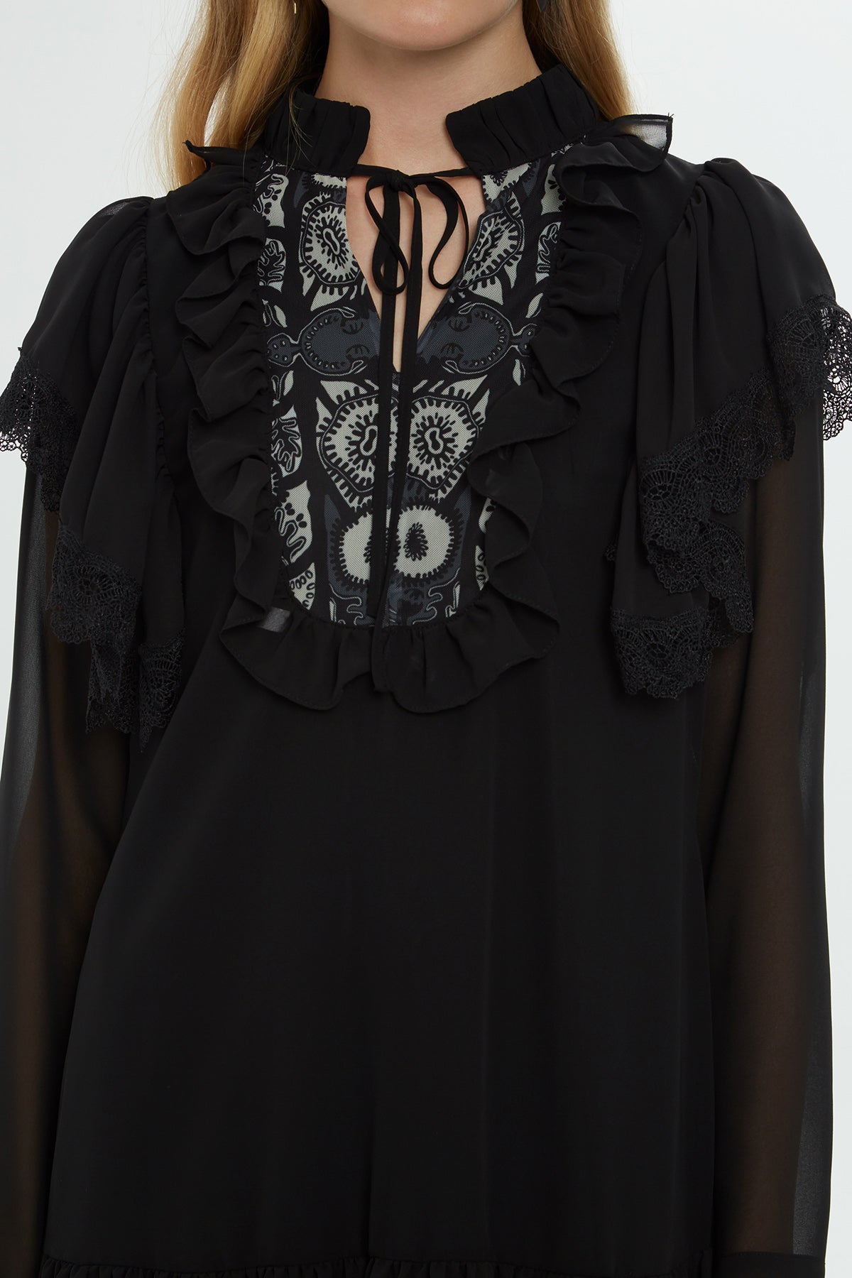 Kolları Uzun Ve Tül Detaylı Kısa Elbise