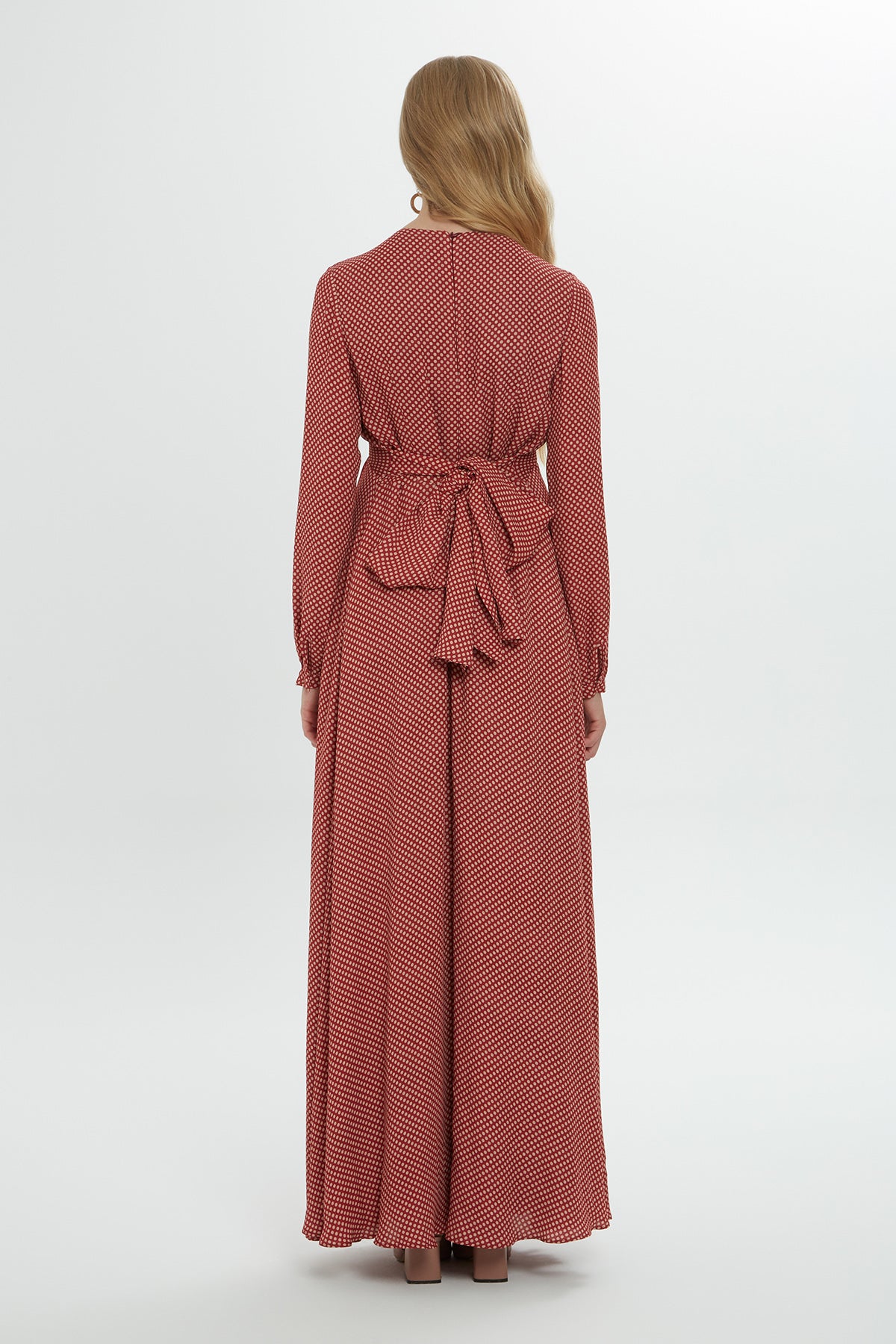 Arkadan Bağlamalı Puantiyeli V Yaka Uzun Elbise