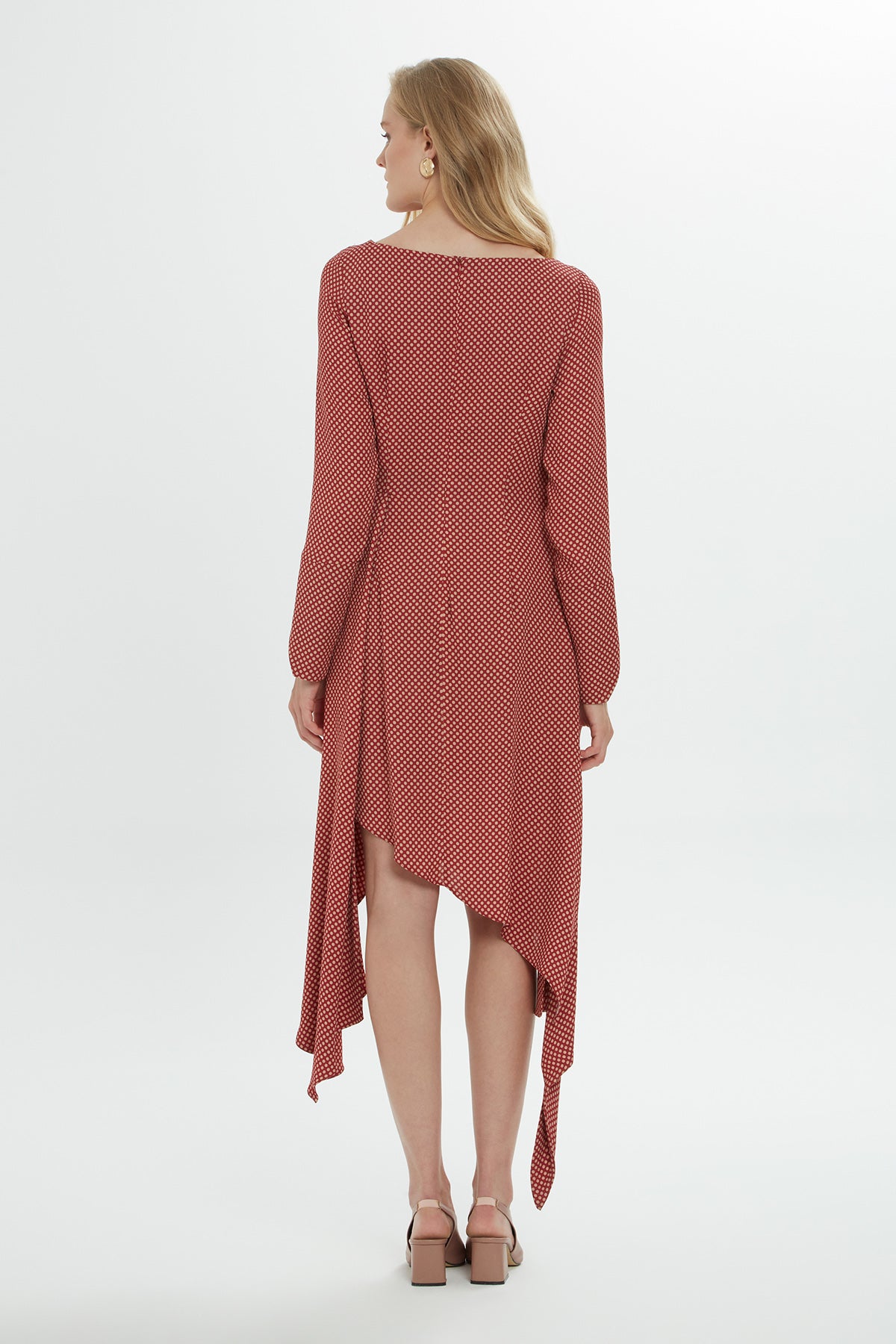 Eteği Asimetrik Kesim Puantiyeli Elbise