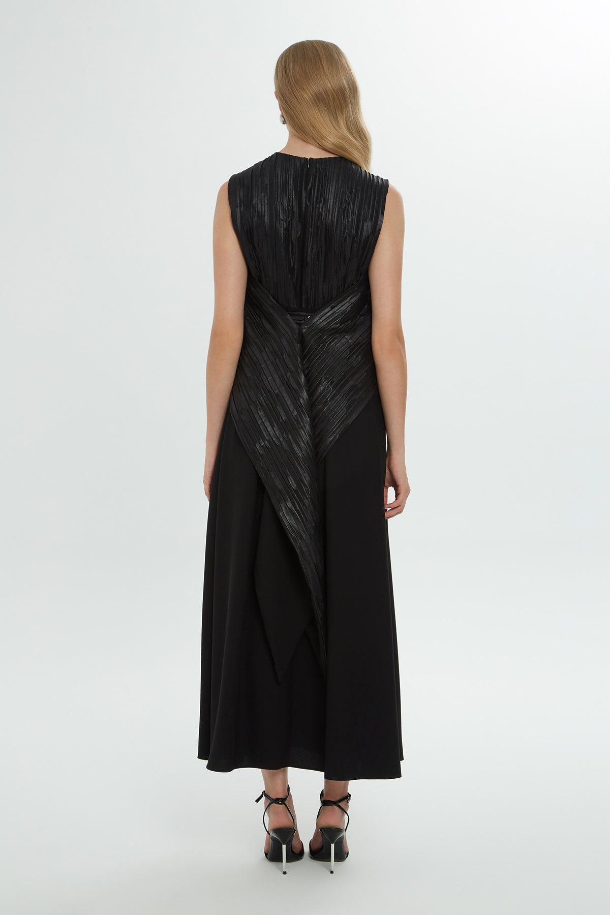 Yuvarlak Yakalı Derin Pili Detaylı Elbise