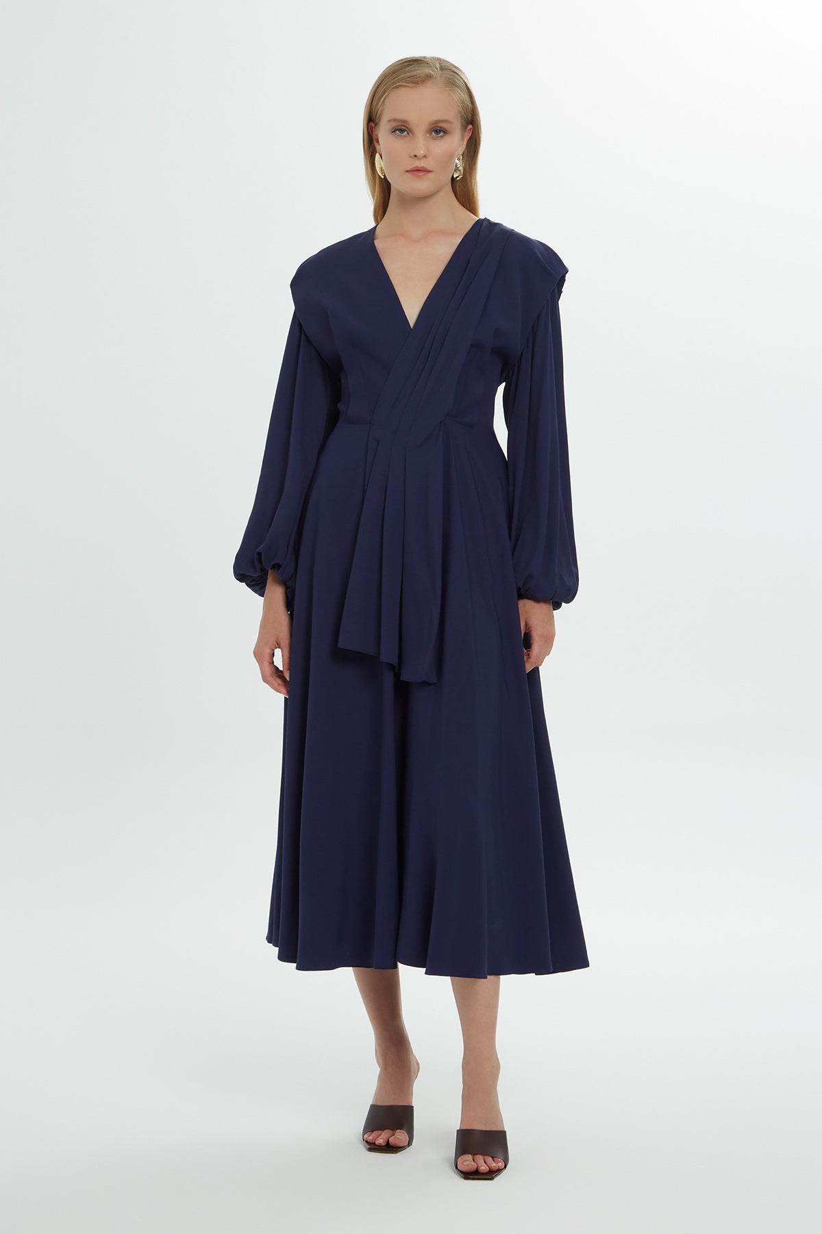 Drapeli Kol Detaylı Midi Elbise