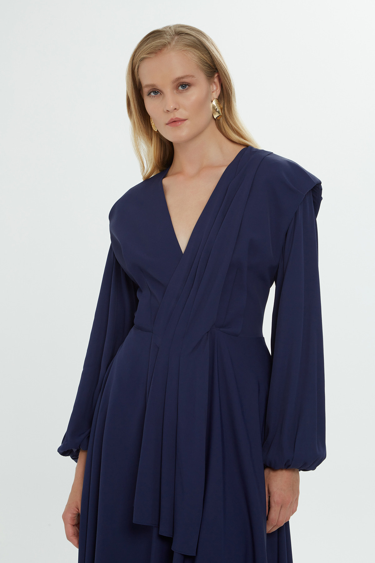 Drapeli Kol Detaylı Midi Elbise